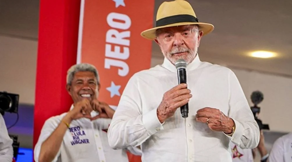 Lula apareceu em podcast dizendo que a eleição de 2026 será a última de sua vida política, mas, no mesmo fôlego, defendeu endurecer leis para punir o que ele chama de “desinformação” na internet e até criminalizar conteúdos sobre saúde considerados falsos. Ou seja: promete sair de cena, mas antes quer deixar um rastro de controle estatal sobre o que você pode ou não dizer online. Quem define o que é desinformação? A resposta, na prática, acaba ficando nas mãos de governo, burocratas e “especialistas” escolhidos a dedo, abrindo espaço para perseguição seletiva. Lula, que já foi condenado por corrupção, hoje posa de guardião da verdade e da ciência. O mesmo campo político que relativizou ditaduras amigas, atacou a Lava Jato e chamou de “golpe” qualquer investigação contra a esquerda agora quer poder para decidir o que é mentira nas redes. A velha narrativa de “combate ao ódio” vira atalho para calar críticos. Quem será mais atingido por isso? Perfis conservadores, opositores ao governo e vozes que questionam narrativas oficiais tendem a ser os principais alvos. Quando fala em “ser mais duro no controle da perversidade nas redes digitais”, Lula não está falando de criminosos comuns, mas de pessoas que, na visão dele, espalham “mentiras”. Em um país onde até opinião vira “discurso de ódio” dependendo do lado político, esse tipo de proposta é um prato cheio para censura disfarçada. Isso ameaça a liberdade de expressão? Sim. Ao criminalizar de forma ampla, o governo cria medo, autocensura e controle político do debate público. Lula também quer transformar em crime quem “usa a internet para contar mentira sobre doenças” ou recomendar remédios que “não pode tomar”. Depois da pandemia, todo mundo sabe como esse discurso é perigoso: qualquer divergência de protocolo oficial pode ser rotulada de “fake news”, mesmo quando, meses depois, a própria ciência muda de posição. Quem decide o que é verdade científica? Normalmente, conselhos, agências e grupos técnicos ligados ao próprio Estado, sujeitos a pressões políticas e ideológicas. Enquanto isso, o mesmo governo que fala em “responsabilidade” nas redes convive bem com aliados que espalham boatos contra adversários, atacam conservadores e chamam qualquer crítica de “golpismo”. A seletividade é gritante: quando a esquerda fala, é “resistência”; quando a direita fala, é “desinformação”. Por que a direita desconfia dessas propostas? Porque vê nelas um instrumento para calar oposição, blindar o governo e controlar o debate público. Lula ainda defendeu “fortalecer o presidencialismo” diante do aumento do poder do Congresso via emendas. Traduzindo: reclama do Legislativo quando este limita o poder do Planalto, mas não vê problema em ampliar o alcance do Estado sobre a vida do cidadão comum, especialmente na internet. O que Lula quer com mais poder presidencial? Ter mais controle sobre orçamento, agenda política e, indiretamente, sobre quem recebe recursos e apoio do governo. Ele fala em diálogo e em evitar confrontos institucionais, mas o histórico do PT mostra outra coisa: pressão sobre imprensa, aparelhamento de estatais, tentativas de regular mídia e agora o foco total nas redes sociais, onde a esquerda perdeu o monopólio da narrativa. As redes incomodam tanto o governo? Sim. Foi nelas que cresceram movimentos conservadores, denúncias de corrupção e críticas ao sistema político tradicional. A promessa de que 2026 será “a última eleição” soa bonita, quase como um gesto de humildade. Mas, para quem acompanha a política brasileira, a pergunta que fica é outra: que tipo de estrutura de controle Lula quer deixar montada para depois que ele sair do palco? O que pode ficar depois de Lula? Leis e mecanismos que permitam a qualquer governo futuro usar o rótulo de “fake news” para perseguir opositores. Enquanto a esquerda fala em “proteger a democracia”, o que se vê é um cerco crescente à liberdade de expressão, com STF, governo e militância pressionando por mais e mais controle. A paciência do brasileiro com esse jogo de censura seletiva está no limite. Até quando vamos aceitar isso? Até que a sociedade reaja, cobre o Congresso e defenda, sem medo, a liberdade de expressão como valor inegociável.