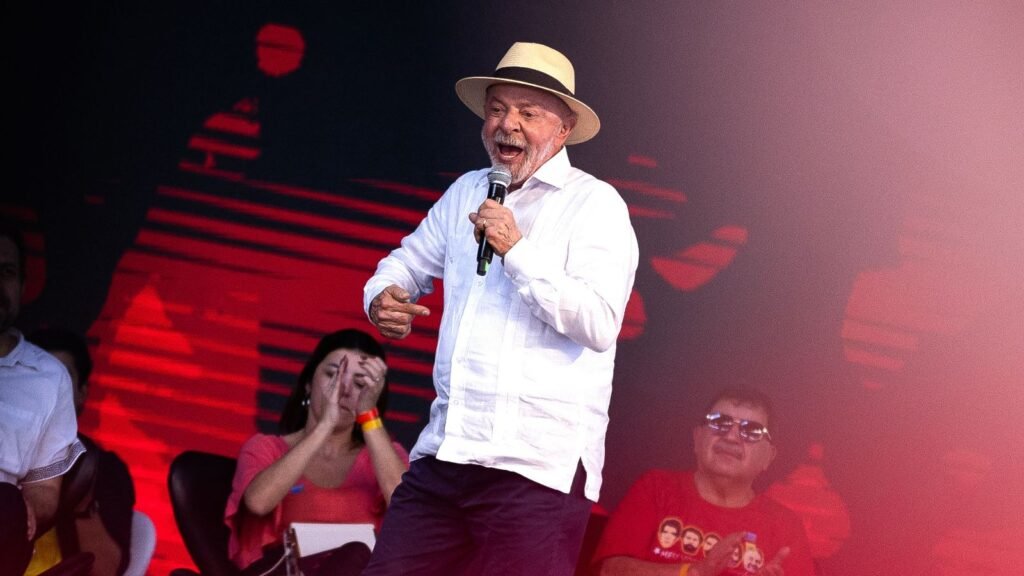 Quem acompanha a política brasileira já percebeu que, sempre que a coisa aperta para o lado de Lula, ele corre para o mesmo roteiro: culpa a tal “elite”, posa de vítima e se abraça a movimentos de esquerda como se fossem a voz única do povo. Desta vez, não foi diferente. Em plena comemoração dos 30 anos do MTST, com Boulos ao lado, Janja na plateia e ministros batendo palma, o presidente transformou um evento de moradia popular em palanque ideológico e campanha antecipada em São Paulo. Em vez de falar de responsabilidade, meritocracia e respeito ao dinheiro do contribuinte, preferiu repetir o discurso de sempre: ele é o perseguido, o injustiçado, o herói do povo pobre. Quem realmente paga essa conta toda? A conta recai sobre o contribuinte, que banca programas, eventos e estruturas usadas politicamente. Enquanto milhões de brasileiros lutam para pagar aluguel, condomínio e impostos altíssimos, Lula exalta o MTST como exemplo de gestão, como se invasão e pressão política fossem modelo de política pública. E ainda tenta vender a ideia de que só esses movimentos “organizados” sabem o que é moradia digna. Por que Lula ataca tanto a elite? Porque precisa manter viva a narrativa de vítima, jogando ricos contra pobres para se blindar. No palco, ele agradeceu ao MTST por tê-lo defendido quando “a elite brasileira queria sujar seu nome”. Ou seja, ignora completamente os processos, as condenações, as delações, todo o histórico de escândalos que marcaram seus governos, e reduz tudo a uma conspiração de “elite malvada”. E quem o defendeu? Justamente o movimento que hoje é base política de Boulos, pré-candidato em São Paulo, e aliado direto do Planalto. Isso é defesa do povo ou construção de um projeto de poder? É construção de projeto de poder, usando movimentos de esquerda como base militante e eleitoral. Lula ainda usou o tema da moradia para posar de generoso, reclamando que pobre não podia ter elevador e elogiando um conjunto ligado ao MTST como se fosse a grande prova de que só eles sabem fazer melhor e mais barato. Mas não explicou quem paga, quanto custa, qual o critério, nem por que o cidadão comum, que trabalha e não invade nada, continua sem esse mesmo privilégio. Até quando essa narrativa vai colar? Enquanto a esquerda dominar o discurso e a máquina pública, a narrativa será repetida sem descanso. No fim, o recado é claro: Lula se coloca como vítima da “elite”, transforma o MTST em símbolo de virtude e usa a pauta da moradia popular para fortalecer Boulos, Haddad e aliados. O brasileiro que trabalha, paga imposto e não tem movimento para chamá-lo de “companheiro” fica, de novo, em segundo plano.