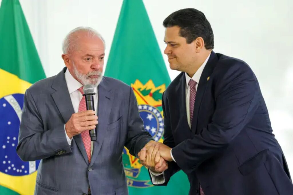 Lula teve que engolir o orgulho e bater à porta de Davi Alcolumbre depois de mais de três meses de silêncio e crise aberta no Senado. O presidente, ainda irritado com a derrota de Jorge Messias para o STF, foi ao encontro do chefe do Senado na casa de ninguém menos que Alexandre de Moraes, com Cristiano Zanin também presente. O recado é claro: quando o governo trava, a saída é sempre o mesmo tripé – Lula, Senado e STF, longe dos olhos do público. Por que Lula precisou recuar? Porque a paralisia com Alcolumbre já estava travando pautas importantes do governo no Congresso, e o Planalto sabe que sem o Senado nada anda. Quem realmente manda no Senado hoje? Na prática, Davi Alcolumbre controla a pauta, decide o ritmo e usa isso para pressionar o Planalto. A crise começou quando o Senado rejeitou Jorge Messias para o STF, um nome de confiança de Lula. O presidente nunca engoliu a derrota e atribuiu a queda ao próprio Alcolumbre, que teria trabalhado nos bastidores para derrubar a indicação e se aproximar do bolsonarismo em meio à queda de popularidade do petista. Alcolumbre nega, mas parlamentares apontam que ele segurou a análise de Messias e, agora, faz o mesmo com a pauta trabalhista da escala 6x1, já aprovada na Câmara, mas congelada no Senado. Ou seja: usa o poder de travar votações como moeda de troca para forçar Lula a reatar o diálogo. Alcolumbre está chantageando o governo Lula? Ele nega, mas o fato de segurar propositalmente pautas-chave indica pressão política calculada. Por que a escala 6x1 virou arma? Porque é uma pauta de interesse do governo, já passou na Câmara e depende do Senado para virar realidade, dando a Alcolumbre enorme poder de barganha. Lula, que sempre acusou outros governos de “toma lá, dá cá”, agora se vê refém do mesmo jogo que dizia combater. O reencontro não foi um gesto de grandeza, mas de necessidade: aliados como Camilo Santana, Teresa Leitão e o ministro José Guimarães pressionaram o presidente por semanas, alertando que o boicote de Alcolumbre poderia enterrar projetos do Planalto. Lula ainda confia em Alcolumbre? Não totalmente. Ele aceitou o encontro orientado a “deixar o episódio no passado”, mas sem tratar a crise como superada, o que mostra desconfiança e desgaste. Por que o encontro foi na casa de Moraes? Porque o STF virou palco e mediador da política nacional, reforçando a imagem de que decisões cruciais são costuradas entre ministros, governo e Senado, longe da transparência que o cidadão espera. Enquanto isso, o PL de Flávio Bolsonaro já descartou apoiar a continuidade de Alcolumbre na presidência do Senado e aposta em nomes como Rogério Marinho ou Tereza Cristina. Ou seja, Alcolumbre tenta se equilibrar: faz acenos ao bolsonarismo, mas continua negociando com Lula, usando a pauta do Senado como escudo. Alcolumbre está realmente com o bolsonarismo? Ele flerta com esse eleitorado, mas mantém portas abertas com o governo Lula, tentando se manter indispensável para os dois lados. O que Lula ganha com essa reaproximação? Ganha a chance de destravar projetos parados e tentar recompor maioria no Senado, mesmo tendo que engolir a derrota de Messias e a postura de Alcolumbre. E o que Alcolumbre ganha com Lula fragilizado? Ganha mais poder de barganha, mais espaço na articulação política e a imagem de “fiador” das pautas do governo no Senado. Por que Messias virou símbolo dessa crise? Porque sua rejeição expôs a fragilidade de Lula no Senado e mostrou que o Planalto não controla mais as indicações ao STF como antes. A esquerda ainda pode falar em “nova política”? Fica difícil sustentar esse discurso quando o governo aceita ser pressionado por um presidente do Senado que trava propositalmente projetos para forçar reuniões e concessões. No fim, o recado que fica para o brasileiro é incômodo: enquanto o país enfrenta problemas reais, Lula, Alcolumbre e ministros do STF se reúnem em jantares reservados para decidir o futuro de indicações, pautas trabalhistas e o rumo do Congresso. E o cidadão, mais uma vez, só assiste de longe. Até quando o Senado será moeda? Enquanto o governo depender de acordos de bastidor e não de princípios claros, o jogo de chantagem e pressão vai continuar mandando em Brasília. O que isso revela sobre Lula hoje? Revela um presidente acuado, que precisa voltar atrás, reatar com quem o derrubou no caso Messias e aceitar que, sem Alcolumbre e sem STF, seu poder no Congresso é bem menor do que o discurso petista tenta vender.
