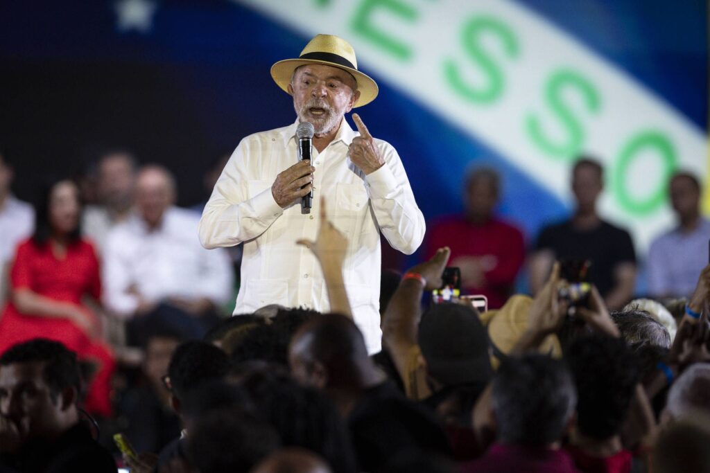 Quem acompanha Lula há anos sabe que o maior inimigo dele não é a oposição, é a própria língua solta. O mesmo político que vive acusando a direita de “falar demais” e “espalhar fake news” não consegue seguir nem o roteiro escrito pela própria equipe. E, desta vez, o tiro saiu pela culatra dentro da própria campanha. A convenção em São Paulo era para ser um ato controlado, discurso curto, teleprompter, tudo milimetricamente pensado para não desgastar a imagem já cansada do presidente. Mas Lula ignorou o texto, partiu para o improviso e se estendeu por mais de uma hora, misturando passado, governo e promessas futuras, em falas confusas que nem a militância aguentou ouvir até o fim. Por que até aliados saíram antes? Foram embora porque o discurso se arrastou, ficou confuso e cansativo, esvaziando o clima político do evento. Se nem ministros seguram até o final de um discurso do próprio chefe, o que isso diz sobre o fôlego real dessa candidatura? A esquerda vive repetindo que Bolsonaro é “despreparado”, “sem filtro”, mas quem não consegue respeitar o próprio planejamento de campanha é o presidente em exercício. Lula reconheceu a auxiliares que falou demais. Ou seja, até ele percebeu o vexame. Mas a pergunta que fica é: foi só um deslize ou o sintoma de um líder que perdeu a mão, o timing e a conexão até com a própria base? Lula ainda tem controle político? O episódio mostra um líder que não consegue se conter nem quando a própria equipe pede disciplina, revelando desgaste e desorganização. Enquanto a esquerda posa de organizada, moderna e preparada, a realidade aparece no bastidor: improviso, vaidade e um presidente que prefere se ouvir falando a respeitar quem está na plateia. Se o público já está indo embora agora, o que esperar quando a campanha apertar de verdade? O que isso revela da campanha? Revela fragilidade estratégica, dificuldade de seguir plano e um Lula mais preocupado com ego do que com resultado eleitoral.