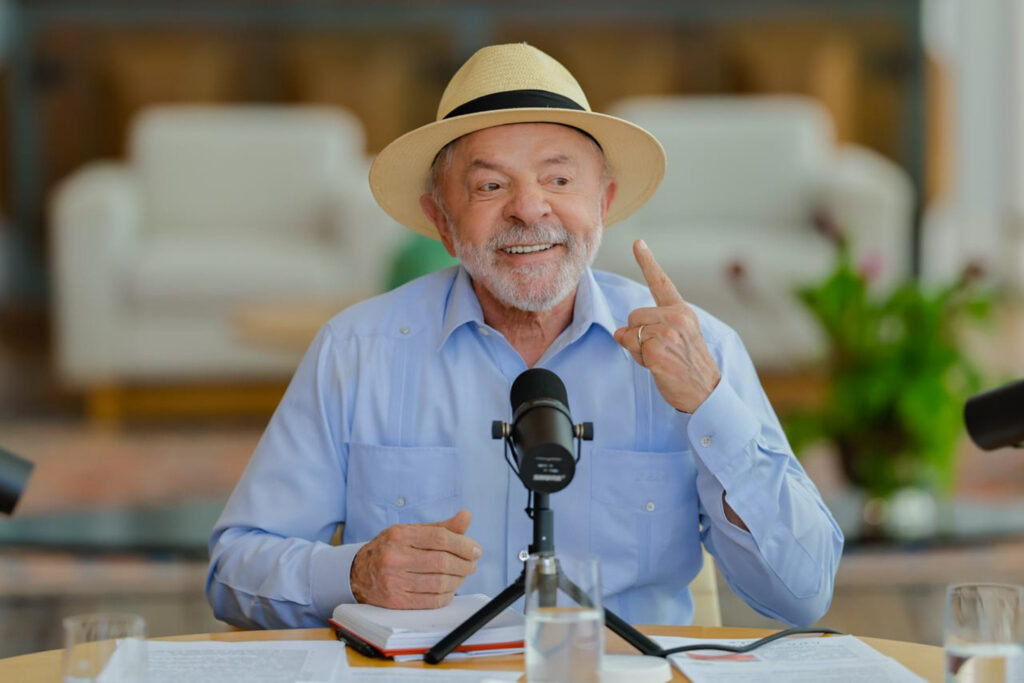 Lula sancionou o piso mínimo do frete, mas decidiu manter todas as multas contra caminhoneiros que bloquearam rodovias após a derrota de Jair Bolsonaro em 2022. Ou seja: o governo até atende parte das reivindicações do setor, mas não abre mão de punir quem ousou contestar o resultado das urnas. O Congresso havia incluído no projeto uma anistia para essas multas, em emenda apresentada pelo deputado Zé Trovão (PL-SC), ligado aos caminhoneiros e ao bolsonarismo. Lula vetou o trecho e deixou claro que os participantes dos bloqueios continuarão marcados e cobrados pelo Estado. Por que Lula vetou a anistia agora? Porque o governo alega “tratamento desigual” entre infratores e perda de receita sem cálculo de impacto. Na prática, mantém a linha dura contra quem protestou em 2022. Quem é diretamente atingido pelo veto? Os caminhoneiros que participaram dos bloqueios pós-eleição, que esperavam ver as multas anuladas pelo novo texto do piso do frete. O Planalto usou o discurso de “segurança jurídica” e “efetividade das punições” para justificar o veto. Mas onde estava essa mesma preocupação quando se discutiam benefícios, perdões e flexibilizações para outros grupos aliados da esquerda? Onde está a tal isonomia agora? Aplicada apenas quando interessa punir quem é associado à direita e ao bolsonarismo, segundo a leitura de grande parte do público conservador. Além de barrar a anistia dos bloqueios, Lula também vetou a transformação em simples advertência das multas por descumprimento da Política Nacional de Pisos Mínimos do Transporte Rodoviário de Cargas e das penalidades por excesso de peso. Ou seja, manteve o rigor máximo nas sanções. Por que endurecer até nas advertências? Porque o governo prefere manter o caminhoneiro sob constante ameaça de multa pesada, reforçando o controle estatal sobre o setor. Ao mesmo tempo, a parte sancionada da lei traz avanços importantes para o transporte de cargas: a tabela do frete passa a ser calculada com base nos custos operacionais totais, e sempre que o combustível variar 5% ou mais, a ANTT terá até três dias úteis para reajustar os valores. Isso realmente protege o caminhoneiro autônomo? Ajuda no papel, mas não resolve o peso das multas antigas e do custo crescente para quem já está endividado. As operações de transporte terão de ser registradas previamente por meio de um Código Identificador da Operação de Transporte. Empresas que pagarem abaixo do piso poderão ser multadas em até R$ 1 milhão e até perder o registro de transportador. Quem ganha com essa nova burocracia? Grandes empresas estruturadas tendem a se adaptar melhor; o caminhoneiro pequeno sofre mais com papelada e risco de punição. A lei ainda cria o Procargas, programa para renovação de frota e ampliação de pontos de parada e descanso. No discurso oficial, é um pacote para modernizar o setor e melhorar as condições de trabalho. Isso compensa as multas mantidas? Não. Os benefícios são gerais e de longo prazo; as multas são imediatas e pesadas para quem participou dos atos. Lula tenta, assim, separar “caminhoneiro como categoria” dos “caminhoneiros bolsonaristas” que foram às ruas em 2022. Atende o setor em algumas demandas econômicas, mas mantém o recado político: quem se alinhou à direita e protestou contra o resultado da eleição vai continuar pagando caro. Qual mensagem política esse veto passa? Que o governo não esqueceu 2022 e usa a máquina para manter a pressão sobre quem contestou o resultado. Enquanto isso, cresce a sensação de dois pesos e duas medidas: rigidez máxima para manifestações ligadas à direita, compreensão e blindagem quando o movimento vem da esquerda. O discurso de “democracia”, “diálogo” e “reconciliação” esbarra na prática de manter multas, processos e punições contra um grupo específico. Há espaço para novo perdão no futuro? Somente se houver forte pressão política e mudança de correlação de forças no Congresso. O resultado é um recado claro: o piso do frete vem, mas a conta política dos protestos de 2022 continua aberta. E, por enquanto, quem está pagando é justamente o caminhoneiro que se sentiu traído pelo sistema e decidiu ir para a estrada protestar. Até quando essa seletividade continua? Enquanto a esquerda dominar o discurso institucional e o STF e o Executivo mantiverem o foco em punir apenas um lado do espectro político.