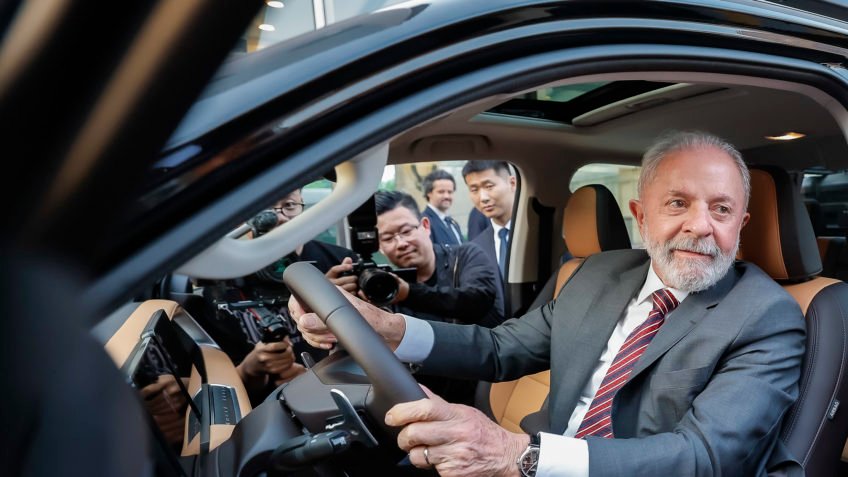 De novo a mesma novela: ano eleitoral chegando, Lula se lança candidato, a esquerda aplaude e, como sempre, aparece uma declaração de bens feita sob medida para a narrativa do “coitadinho perseguido”. Agora, o presidente do PT quer que o brasileiro acredite que, depois de décadas no poder, palestras, alianças com grandes empresários e partidos, seu grande símbolo de riqueza é um Chevrolet 2010/2011 avaliado em 50 mil reais. Quem acredita nessa história toda? A resposta é simples: só quem ainda compra o discurso de que a esquerda é “humilde” enquanto vive cercada de privilégios, blindagem e amigos poderosos. O mesmo Lula que sempre foi tratado como intocável pelo sistema agora aparece com patrimônio oficialmente encolhendo mais de 60% em termos reais desde 2018. Como patrimônio de Lula caiu? A queda é explicada apenas pela comparação dos valores declarados em eleições anteriores, corrigidos pela inflação. Não há, na declaração, detalhamento de grandes perdas, doações ou vendas que justifiquem de forma clara essa redução. Onde foi parar tanto dinheiro? Não há indicação de destino específico para a diferença entre o patrimônio corrigido de 2018 e o valor atual. O que se vê é apenas a nova fotografia oficial, bem mais “enxuta” e conveniente politicamente. Por que isso interessa agora? Porque Lula volta a disputar a reeleição, cercado de PSB, PDT, PT, PC do B, PV, Psol e Rede, todos vendendo a imagem de um líder simples, quase um cidadão comum, enquanto a maior parte dos bens está concentrada em previdência privada, somando cerca de 3,3 milhões de reais. Isso combina com discurso de esquerda? Não. A esquerda ataca empresários, lucro e investimentos privados, mas o chefe do projeto “Brasil Pronto pra Mais” guarda a maior fatia do patrimônio justamente em planos privados, longe do povão que ele diz representar. Por que carro velho chama atenção? Porque o carro 2010/2011, o mesmo que já aparecia em 2018, vira peça de marketing: um presidente que se diz “simples”, com um veículo antigo, tentando passar a imagem de austeridade, enquanto o resto do patrimônio é cuidadosamente organizado em aplicações e planos. Até quando o brasileiro vai aceitar essa encenação contábil, onde o político de esquerda aparece cada vez mais pobre no papel, mas cada vez mais poderoso na prática?