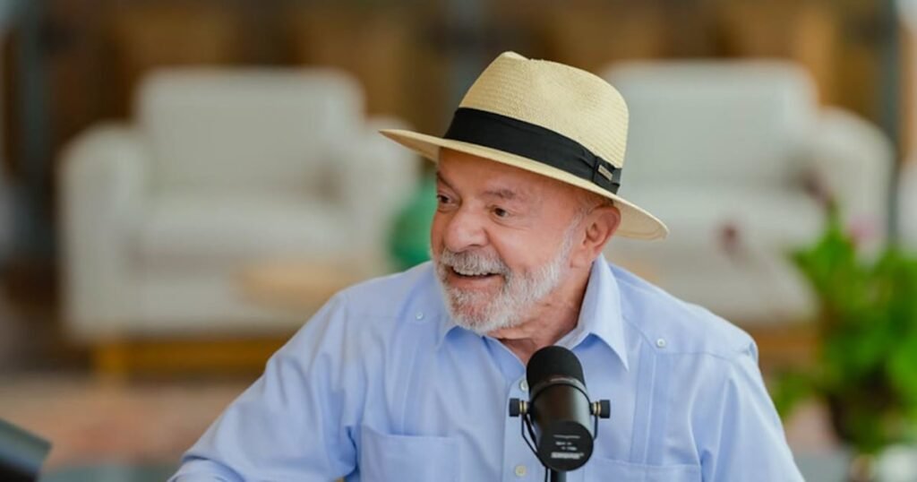 Todo ano o Dia dos Pais deveria ser momento de silêncio, reflexão e gratidão. Mas, no Brasil de hoje, até data de família vira palco de disputa política. Em vez de falar de responsabilidade, valores e exemplo dentro de casa, o governo prefere transformar tudo em propaganda de projeto de poder. Lula apareceu nas redes sociais falando em “defender a família” e “tempo com os filhos”. Bonito no discurso, perfeito para postagem emotiva. Mas, por trás das frases prontas, vem a velha fórmula: usar sentimento legítimo do povo para empurrar mais uma mudança trabalhista feita no calor da política, com olho nas eleições e nos aliados de sempre. Quem ganha com essa mudança agora? A proposta beneficia a narrativa do governo junto a sindicatos e base eleitoral, enquanto o impacto real nas empresas e empregos ainda é alvo de preocupação e debate. Enquanto o brasileiro luta para não perder o emprego e pagar as contas, o Planalto pressiona o Senado a votar uma PEC que muda a escala 6x1, já aprovada na Câmara, justamente em período sensível, às vésperas das eleições. Coincidência? Ou mais um uso calculado da máquina pública para produzir manchete “bonita” e capital político? Por que usar o Dia dos Pais assim? Porque a data emociona, gera engajamento nas redes e facilita vender a ideia como se fosse apenas “amor à família”, escondendo o cálculo eleitoral por trás. Lula fala em “dois dias de descanso” como se fosse simples apertar um botão e nada mais mudasse. Não fala de custo para pequenos negócios, de risco para empregos, nem de quem vai pagar a conta. A esquerda, que sempre atacou valores conservadores de família, agora posa de grande defensora do lar, desde que isso ajude a aprovar sua pauta. Isso é defesa da família ou uso da família como escudo político? É uso político, porque o foco está na pressão sobre o Senado e no calendário eleitoral, não em um debate amplo, técnico e responsável com toda a sociedade. No fim, o recado é claro: até o Dia dos Pais vira ferramenta de pressão sobre Davi Alcolumbre e o Senado, para encaixar a PEC no esforço concentrado antes das urnas. O brasileiro está cansado de ver a família virar desculpa para mais uma jogada de bastidor.