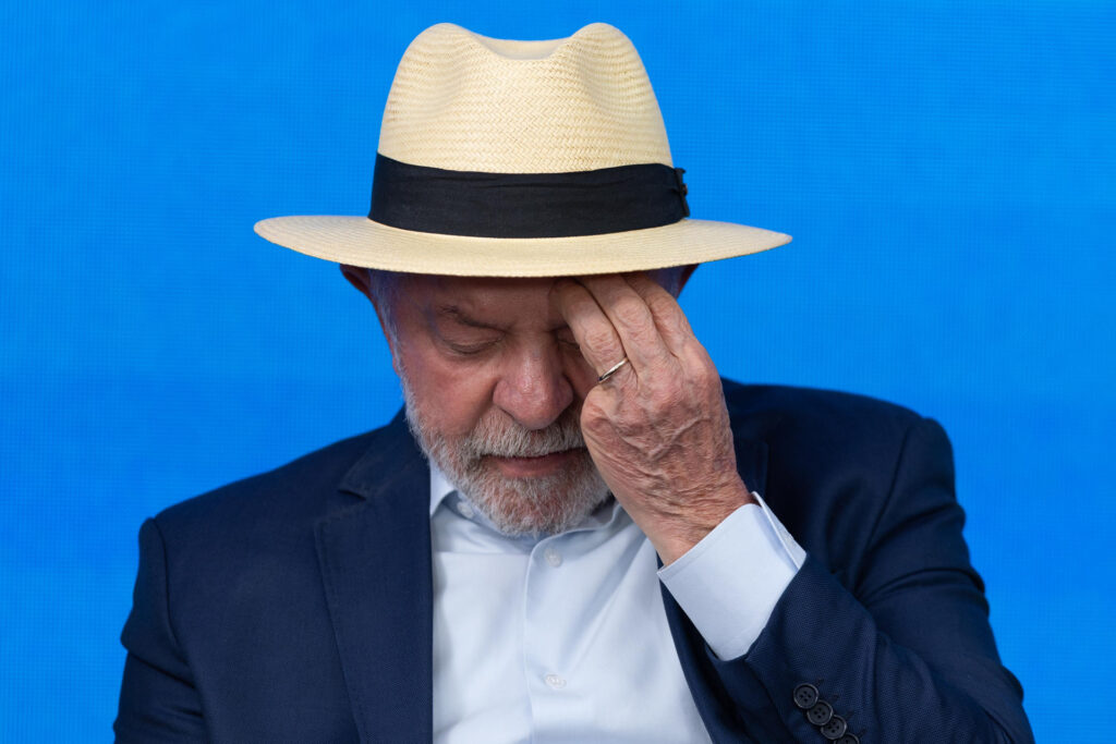Quem acompanha a política brasileira já percebeu que, quando o assunto envolve Lula e sua família, quase nunca é coisa pequena. Sempre aparece um amigo íntimo, um ex-assessor poderoso, uma lobista bem conectada e, claro, a antessala do Palácio do Planalto como palco principal. A narrativa da esquerda de que está tudo dentro da normalidade vai ficando cada vez mais difícil de engolir. Por que sempre os mesmos nomes reaparecem? Porque o caso gira em torno de gente que circula no coração do poder: ex-chefe de gabinete de Lula, amigo íntimo de Lulinha, lobista com trânsito livre na Esplanada e empresas interessadas em contratos com o governo federal. Enquanto a esquerda fala em “perseguição” quando o alvo é petista, o que se vê é um padrão: gente ligada ao Planalto recebendo pagamentos pessoais de quem vive de abrir portas em Brasília. E, como sempre, a conta cai no colo do contribuinte, que assiste tudo de longe, cansado da blindagem seletiva. Quem é o elo mais incômodo? O elo é justamente a proximidade com Lulinha e a antessala do Planalto, onde decisões e agendas são influenciadas longe dos olhos do público. A lobista Roberta Luchsinger, amiga íntima de Fábio Luís Lula da Silva, o Lulinha, pagou cerca de 249 mil reais em contas pessoais de Marco Aurélio Santana Ribeiro, o Marcola, ex-chefe de gabinete de Lula. Ela mesma se apresenta como quem aproximou Lulinha do “Careca do INSS”, empresário que bancou até viagem de Lulinha a Portugal, supostamente para tratar de plantação de canabidiol. Por que isso preocupa tanto conservadores? Porque envolve possível tráfico de influência, uso de acesso privilegiado ao governo e suspeitas que atingem diretamente o entorno do presidente. Marcola tinha influência direta na agenda de Lula e, diante do escândalo, pediu para sair da coordenação da campanha à reeleição. Ele e Lulinha agora são alvos de um mesmo inquérito da Polícia Federal, autorizado no STF pelo ministro André Mendonça, com aval do procurador-geral Paulo Gonet, que citou até suspeitas sobre assessor do gabinete presidencial. Por que a reação da imprensa é tão diferente? Porque quando o ministro é indicado por Bolsonaro, parte da mídia tenta desmoralizar a investigação, ao contrário do que faz quando o algoz é Alexandre de Moraes. No fim, o que fica é a sensação de déjà-vu: a esquerda posa de vítima, mas os fatos apontam para o velho roteiro de influência, amigos milionários, viagens pagas e um Planalto que finge não saber de nada. Até quando o brasileiro vai aceitar essa seletividade?