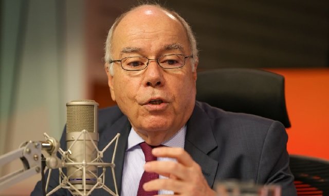 Quem acompanha a política externa do Brasil já percebeu que, no governo Lula, a diplomacia virou extensão direta do jogo ideológico interno. Não é mais sobre defender o país, mas sobre proteger narrativas, blindar aliados e apontar o dedo para quem ousa enfrentar a esquerda. Enquanto a economia patina e o brasileiro sente no bolso o peso dos erros de Brasília, o Itamaraty é usado para defender a honra de políticos e ministros do STF, como se fossem intocáveis. E, claro, sempre sobra espaço para culpar a direita, Trump, Milei, os EUA e, no fim, Jair Bolsonaro e sua família. Brasil em alerta Por que atacar Milei e Bolsonaro? A fala de Mauro Vieira deixa claro o alvo: ele acusa Javier Milei de "agressões" ao Brasil e, ao mesmo tempo, liga a pressão dos EUA a uma suposta interferência no processo contra Jair Bolsonaro e até a Eduardo Bolsonaro. Ou seja, a crise externa vira munição para reforçar a narrativa de "golpe" e justificar perseguição política interna. Blindagem total Quem o Itamaraty realmente protege? O chanceler faz questão de exaltar o STF e o ministro responsável por conter o que ele chama de tentativa de golpe, tratando o tribunal como herói e colocando qualquer crítica como ameaça à democracia. Milei, por ter apoiado Flávio Bolsonaro e criticado Lula, vira o vilão perfeito para o roteiro da esquerda. Hipocrisia exposta Por que Milei incomoda tanto Lula? Porque o presidente argentino não engole o discurso de que Lula é vítima e ainda o chama de ladrão e corrupto. Em vez de responder politicamente, o governo brasileiro usa a máquina diplomática para exigir que a Argentina "pare as agressões" e condiciona a volta dos embaixadores a um gesto de recuo de Milei. Narrativa em xeque Quem está realmente interferindo onde? Mauro Vieira fala em interferência dos EUA no Brasil, mas ao mesmo tempo admite pressão, sanções e uso da diplomacia para influenciar processos internos ligados a Bolsonaro. A pergunta que fica é: até quando a política externa será usada como escudo para Lula, o STF e a velha narrativa de perseguição à esquerda, enquanto a direita é tratada como inimiga a ser calada?