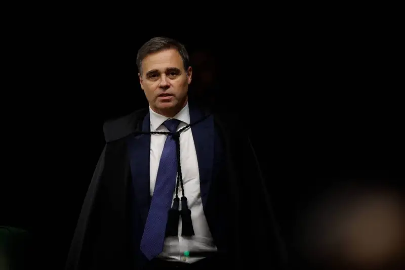 Há anos a esquerda posa de vítima, fala em fake news, em ódio da direita e em defesa da democracia. Enquanto isso, o brasileiro comum assiste a uma máquina profissional de narrativa funcionando a todo vapor para blindar Lula, atacar adversários e controlar o debate público. Sempre que alguém questiona, a resposta é a mesma: teoria da conspiração, bolsonarismo radical, desinformação. Agora, porém, a coisa começa a mudar de figura. Quando o próprio Tribunal Superior Eleitoral passa a exigir que o PT e seus aliados entreguem gravações, contratos, recibos e toda a papelada de um congresso partidário e de um projeto digital pró Lula, o discurso de pureza cai por terra. Situação grave Quem sempre espalhou desinformação mesmo? A suspeita levantada pelo PL é de uso de fundo partidário para uma estrutura coordenada de ataques contra Flávio Bolsonaro, hoje candidato à Presidência. Ou seja, dinheiro público para alimentar militância digital contra um adversário específico. Máquina digital O que é Porta Vozes Lula? É um projeto de mobilização de apoiadores para distribuir conteúdo favorável a Lula, com missões e pontuação, uma espécie de gamificação da militância digital. Mendonça deixou claro que isso, por si só, não é necessariamente ilícito, mas que não pode haver pagamento, vantagem econômica ou algo parecido disfarçado. Blindagem seletiva? Por que só direita é perseguida? A grande pergunta que fica para o brasileiro conservador é simples: quando a direita se organiza nas redes, é tratada como ameaça à democracia. Quando a esquerda monta um sistema estruturado de militância digital, com possível uso de fundo partidário, vira apenas engajamento político legítimo? Bastidores expostos O que o TSE exigiu exatamente? O ministro André Mendonça determinou que a federação Brasil da Esperança preserve e entregue todos os documentos, mídias, mensagens, relatórios, planilhas e gravações do 8º Congresso do PT e do projeto Porta Vozes de Lula. Nada de apagar rastro, nada de sumir com arquivo. A conta chegou Até quando dois pesos e duas medidas? Se fosse um projeto ligado à direita, alguém duvida que já estariam falando em milícia digital, golpe e cassação? Agora, com o PT na berlinda, o mínimo que o eleitor espera é transparência total. O jogo de narrativa pode ter funcionado por um tempo, mas, com essa decisão, os bastidores da máquina lulista correm o risco de aparecer como realmente são.