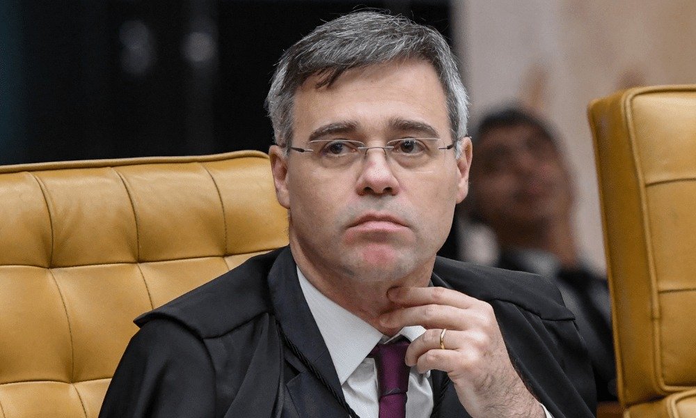 Quem acompanha a política brasileira já percebeu que a esquerda nunca joga limpo quando o assunto é comunicação. Enquanto vive acusando a direita de “fake news” e “discurso de ódio”, monta estruturas milionárias, bancadas com dinheiro público, para destruir adversários e blindar Lula e seus aliados. Agora, um ponto sensível dessa engrenagem entrou oficialmente na mira da Justiça eleitoral: o 8º Congresso Nacional do PT e o projeto Porta-Vozes de Lula, justamente o coração da militância digital petista. Por que o TSE quer esses documentos? O TSE quer saber se houve uso irregular de dinheiro público do fundo partidário para financiar ataques direcionados, especialmente contra Flávio Bolsonaro, e para turbinar a máquina digital lulista com gamificação, missões, ranking e possíveis benefícios a militantes. O que está sendo investigado exatamente? Mendonça mandou a federação Brasil da Esperança PT, PCdoB e PV guardar e entregar tudo: gravações integrais, vídeos, slides, contratos, notas fiscais, extratos bancários, regras do projeto, critérios de pontuação, descrição das missões e detalhes de qualquer prêmio ou vantagem oferecida. Por que isso preocupa tanto o PT? Porque o próprio PL aponta que, no congresso do PT, houve uma estratégia montada para “desconstruir” a imagem de Flávio Bolsonaro, associando o senador a corrupção, milícias, rachadinhas e até banco, tudo dentro de um evento pago com recursos partidários. Se ficar provado que dinheiro público foi usado para campanha negativa antecipada, o discurso moralista da esquerda desaba de vez. A esquerda pode tudo na internet? Não. Mendonça deixou claro que militância digital, hashtags e mobilização são lícitas, desde que não haja remuneração ou vantagem econômica. O problema é justamente a parte de missões, pontuação, ranking e possíveis benefícios, que pode esbarrar em norma do TSE que proíbe premiação em troca de publicações político eleitorais. Enquanto isso, a direita segue sendo perseguida por muito menos. Quando é PT, a conversa muda, o tom suaviza, a imprensa protege. Mas, desta vez, a exigência de transparência é direta: ou o PT abre a caixa-preta do seu esquema digital, ou ficará ainda mais claro para o Brasil quem realmente manipula e quem é perseguido.