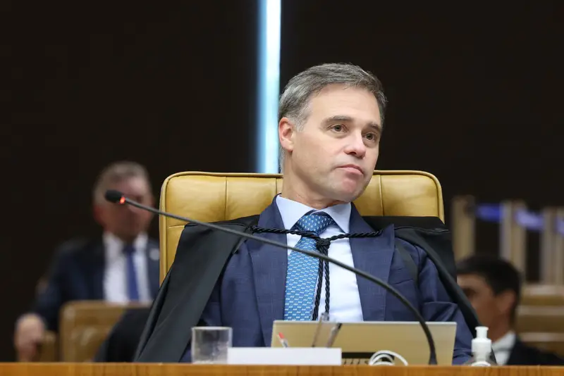 Mendonça não esperou a poeira baixar: em meio à tensão crescente com a Polícia Federal, o ministro do STF correu para uma reunião reservada com o ministro da Justiça, Wellington César Lima e Silva, e o advogado-geral da União, Jorge Messias. Tudo no mesmo dia em que os 27 superintendentes regionais da PF divulgaram uma nota conjunta reafirmando confiança na direção da corporação e, principalmente, defendendo uma PF forte, técnica, independente e fiel à sua missão institucional. Por que essa reunião agora? Porque a manifestação unificada da PF, vinda de todo o país, acendeu um alerta político em Brasília. Quando toda a cúpula regional da Polícia Federal sente necessidade de dizer, em público, que está comprometida com a Constituição, a democracia, a legalidade e a independência da instituição, é sinal de que a pressão nos bastidores chegou a um ponto insustentável. Quem teme uma PF independente? Setores do governo e da esquerda, que historicamente desconfiaram de investigações que atingiam seus aliados, observam com preocupação qualquer movimento que fortaleça a autonomia da PF. A direita, por outro lado, vê na corporação um dos últimos pilares de fiscalização real contra abusos de poder e corrupção. O que está em jogo aqui? A disputa é simples: ou a PF continua técnica e independente, ou vira instrumento político. A nota dos superintendentes foi um recado direto: a corporação quer distância de interferências e pressões. E a reunião de Mendonça com Justiça e AGU mostra que o assunto chegou ao topo da República. Quem está na sala com Mendonça? O ministro da Justiça, chefe direto da PF, e o advogado-geral da União, braço jurídico do governo. Ou seja: STF, Executivo e AGU sentados à mesa enquanto a PF, do lado de fora, reafirma que não abre mão de sua missão institucional. O contraste é forte. Por que a PF falou em independência? Porque, em tempos de narrativas, a corporação sabe que qualquer tentativa de enquadrar investigações pode ser vendida como "defesa da democracia". Ao citar Constituição, legalidade e interesse público, os superintendentes se blindam contra discursos prontos e deixam claro que não aceitam ser usados como ferramenta política. Quem está pressionando a PF hoje? A notícia não aponta nomes específicos, mas o contexto é evidente: quando a cúpula da PF precisa se manifestar em bloco, é porque sente algum tipo de cerco, ruído ou desconfiança. E isso costuma vir de cima, de quem teme investigações incômodas ou quer controlar o ritmo das apurações. Por que a direita observa tudo isso? Porque já viu esse filme: quando a PF avança contra figuras da esquerda, surgem discursos de "perseguição" e pedidos de controle; quando atinge alguém da direita, o sistema aplaude e chama de "justiça". A seletividade na reação política é o que mais revolta quem defende instituições realmente independentes. Agora tudo faz sentido para quem acompanha a escalada de tensão: a PF se posiciona publicamente, o STF se movimenta, o ministro da Justiça entra em cena e o AGU participa da costura. O recado é claro: o jogo é grande, e a disputa é pelo controle – ou não – de uma polícia que ainda resiste à politização total. Quem controla a PF hoje? A direção formalmente responde ao ministro da Justiça, mas a nota dos superintendentes mostra que a base técnica quer preservar autonomia. A reunião com Mendonça indica que o tema ultrapassou o nível administrativo e virou questão institucional. O que a PF quis dizer exatamente? Que está comprometida com a Constituição, a democracia, a legalidade, o interesse público e a preservação de uma PF forte, técnica e independente. Em outras palavras: não aceita ser braço de governo, partido ou grupo ideológico. Por que isso preocupa o governo? Porque uma PF realmente independente não escolhe alvo por cor partidária. Investiga quem precisa ser investigado, doa a quem doer. E isso assusta quem está no poder e prefere instituições dóceis. O STF vai proteger a PF? A reunião de Mendonça pode significar duas coisas: ou uma tentativa de garantir estabilidade institucional, ou uma costura política para reduzir ruídos. O que ficará claro é se, na prática, decisões futuras vão fortalecer ou engessar o trabalho da corporação. O que a direita espera disso? Que a PF seja blindada de interferências, que investigações sigam critérios técnicos e que a narrativa de "defesa da democracia" não seja usada como desculpa para controlar quem investiga e quem é investigado. Por que a nota da PF é histórica? Porque raramente os 27 superintendentes regionais se manifestam juntos dessa forma. É um gesto de unidade interna e um aviso público de que a corporação está atenta a qualquer tentativa de enfraquecer sua missão. Quem ganha com uma PF fraca? Corruptos, poderosos e quem teme ser investigado. Quem perde é o cidadão comum, que fica refém de um sistema onde a lei vale mais para uns do que para outros. A reunião de hoje é só mais um encontro de cúpula ou o início de uma virada silenciosa sobre o futuro da Polícia Federal? O Brasil está vendo, e a paciência com interferência política nas instituições está no limite. Quem está pressionando a PF? Setores políticos incomodados com investigações. A PF está se blindando politicamente? Sim, ao reafirmar independência institucional. Por que Mendonça entrou na história? Porque o tema virou questão institucional. O governo teme novas investigações incômodas? O contexto indica forte preocupação interna. A nota dos 27 muda algo? Sim, aumenta o custo de interferências. A direita confia mais na PF? Sim, vê nela um freio ao sistema. A esquerda teme uma PF autônoma? Sim, quando atinge seus aliados políticos. O STF vai fortalecer a PF? Depende das próximas decisões concretas. A reunião foi só protocolo político? Não, ocorreu em momento de tensão. A PF pode sair fortalecida disso? Pode, se resistir à pressão política.