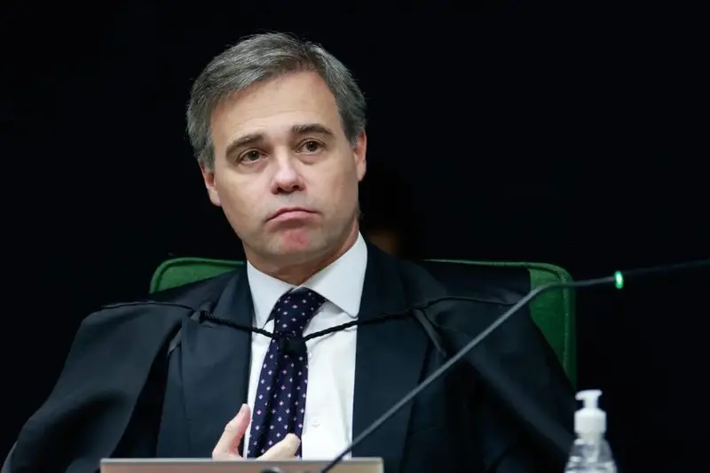 Um ministro do Supremo Tribunal Federal precisou chamar o ministro da Justiça para tentar conter uma crise aberta com a Polícia Federal em plena investigação bilionária sobre descontos indevidos no INSS. André Mendonça, indicado por Bolsonaro e hoje cercado por um ambiente dominado pela esquerda, viu a PF simplesmente não cumprir integralmente uma ordem do STF e passou a enxergar possível obstrução de Justiça por parte do diretor-geral da corporação, Andrei Rodrigues, homem de confiança do governo Lula. A VERDADE APARECEU Mendonça determinou que a PF enviasse ao seu gabinete todos os documentos brutos do inquérito que apura o esquema de descontos fraudulentos em benefícios de aposentados e pensionistas. Também ordenou que qualquer mudança na equipe de delegados fosse previamente comunicada ao STF. O despacho foi enviado ao Ministério da Justiça e à direção-geral da PF há cerca de dois meses. Mesmo assim, a determinação não foi cumprida integralmente. Quem está desrespeitando ordem judicial? A direção da PF, ao não cumprir integralmente o despacho de Mendonça, é apontada pelo ministro como possível responsável por obstrução de Justiça, o que gerou forte incômodo interno na corporação. Por que a PF resiste tanto? Delegados alegam que a ordem de Mendonça ultrapassa a mera supervisão judicial e fere a autonomia funcional da autoridade policial para conduzir diligências, montar equipes e definir estratégias de investigação. O QUE A ESQUERDA NÃO EXPLICA Enquanto a narrativa oficial fala em "autonomia" da PF, o que se vê é uma corporação vinculada ao Ministério da Justiça ignorando, na prática, uma decisão de um ministro do STF em um caso que mexe com bilhões e atinge diretamente aposentados e pensionistas. Quando interessa à esquerda, o STF é a última palavra. Quando um ministro não alinhado cobra transparência, a conversa muda. Por que o caso do INSS assusta tanto? Porque a investigação mira um esquema bilionário de descontos indevidos em benefícios, envolvendo entidades que cobravam valores de aposentados e pensionistas, um público extremamente vulnerável. Quem deveria garantir o cumprimento da ordem? O Ministério da Justiça, ao qual a PF é administrativamente vinculada, deveria atuar para que a decisão do STF fosse respeitada sem resistência corporativa. SEGREDO REVELADO A crise ficou tão séria que o advogado-geral da União, Jorge Messias, precisou entrar em campo para articular uma reunião entre Mendonça e o ministro da Justiça, Wellington César Lima e Silva. Messias, ligado ao governo, virou espécie de bombeiro político para tentar abrir um canal de diálogo entre o STF e a PF. Por que Wellington foi cobrado no governo? Porque, mesmo sendo o chefe da pasta à qual a PF está ligada, ele vinha se mantendo em silêncio diante do conflito, o que gerou críticas internas e a necessidade de se posicionar. A PF pode ignorar o STF? Formalmente, não. Decisões judiciais devem ser cumpridas. O que a PF faz é alegar que detalhes operacionais da investigação são prerrogativa dos delegados, tentando limitar o alcance da ordem de Mendonça. EXPÔS SEM PIEDADE Mendonça avalia que o diretor-geral da PF, Andrei Rodrigues, pode ter cometido obstrução de Justiça ao não cumprir a decisão nos termos definidos pelo STF. A simples suspeita, vinda de um ministro da Corte, já é um recado duríssimo à cúpula da PF de Lula. Nos bastidores, delegados reagiram com irritação, dizendo que o STF estaria interferindo demais na condução do inquérito. Quem é o alvo direto da desconfiança? O diretor-geral da PF, Andrei Rodrigues, que é visto como responsável por não executar integralmente a determinação de envio de todos os documentos brutos e de comunicação prévia sobre mudanças na equipe. Por que a reação da PF preocupa? Porque mostra uma corporação que se sente à vontade para tensionar com o STF quando o ministro não é alinhado à esquerda, criando a sensação de seletividade e de blindagem política. AGORA TUDO FAZ SENTIDO Quando a investigação atinge um esquema bilionário envolvendo descontos em benefícios do INSS, mexendo com interesses de entidades e estruturas que se beneficiaram por anos, a resistência aumenta. E justamente nesse momento a PF decide peitar um ministro do STF que não faz parte do círculo preferido da esquerda. Há risco para a investigação do INSS? Sim. Qualquer conflito entre STF e PF pode atrasar diligências, gerar disputas internas e abrir brechas para questionamentos futuros sobre a validade de provas e procedimentos. Quem perde com essa guerra institucional? Os aposentados e pensionistas lesados, que esperam respostas rápidas e punição aos responsáveis pelo esquema de descontos indevidos em seus benefícios. NÃO DÁ PARA ACEITAR O episódio escancara a hipocrisia: quando é para perseguir adversários de direita, a PF é exaltada, o STF é intocável e qualquer crítica vira "ataque às instituições". Mas quando um ministro do Supremo cobra transparência em uma investigação que pode expor interesses sensíveis, a mesma PF se esconde atrás de "autonomia" para não entregar tudo o que foi determinado. Por que a direita observa esse caso? Porque ele mostra, mais uma vez, a diferença de tratamento quando o alvo não é a direita, levantando dúvidas sobre seletividade, blindagem e interferência política em investigações sensíveis. Até quando essa seletividade continua? Enquanto não houver transparência total, cumprimento rigoroso das decisões judiciais e igualdade de tratamento entre casos que envolvem direita e esquerda, a sensação de impunidade e de jogo de cartas marcadas só vai aumentar. A crise entre Mendonça, PF e Ministério da Justiça é mais um alerta: quando até um ministro do STF precisa brigar para ter acesso completo a documentos de uma investigação bilionária que atinge aposentados, algo está muito errado no discurso de "instituições funcionando normalmente" que a esquerda tenta vender ao país.