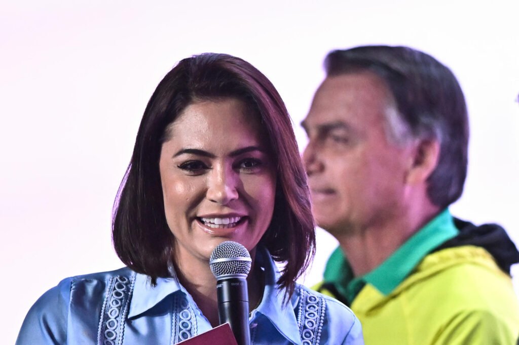 Michelle Bolsonaro confirmou: é candidata ao Senado pelo Distrito Federal. Nada de recuo, nada de bastidor escondido. Ela mesma veio a público e disse que aceitou a missão dada por Jair Bolsonaro. Enquanto a velha política faz jogo duplo, finge neutralidade e corre de se comprometer, Michelle entra na linha de frente e assume o confronto direto com o sistema em Brasília. E isso acontece justamente na véspera do anúncio do vice de Flávio Bolsonaro. Coincidência? Difícil acreditar. O PL monta uma estratégia clara: fortalecer o campo conservador com nomes que a esquerda não consegue controlar. E é exatamente aí que começa o desespero do outro lado. Aconteceu agora Por que tanto medo de Michelle? Porque Michelle fala direto com o povo, sem filtro da imprensa militante, sem depender de cacique partidário. Ela tem voto, tem carisma e tem ligação direta com a base conservadora que a esquerda tenta desmoralizar há anos. Por que a esquerda teme Michelle? Porque ela desmonta a narrativa de que o bolsonarismo é "sem mulher", "sem povo" e "sem projeto". A presença dela no Senado seria um símbolo forte demais contra o discurso progressista. Ela entrou mesmo Por que partidos fingem neutralidade agora? Porque muitos querem negociar nos bastidores, manter cargos, emendas e influência, sem se queimar com o eleitorado. A tal "neutralidade" de PP e Podemos não é paz, é medo de escolher lado. Por que PP e Podemos recuaram mesmo? Porque sabem que, ao lado de Bolsonaro, teriam de enfrentar STF, imprensa e todo o sistema. Preferiram o conforto da omissão. Esquerda em pânico Por que o sistema teme essa chapa? Porque ver Michelle no Senado e Flávio com um vice forte, como Rogério Marinho, significa uma bancada conservadora mais articulada, com discurso firme contra ativismo judicial, gastança estatal e pautas identitárias. Por que Rogério Marinho assusta tanto? Porque ele simboliza a agenda econômica liberal e reformas que a esquerda odeia, além de ter experiência para enfrentar o establishment em Brasília. Sistema em alerta Por que falam em "desgaste interno" no PL? Porque a imprensa tenta vender qualquer divergência como crise. Mas, no fim, o que pesa é o alinhamento com a base conservadora. E a base quer Michelle forte, não escondida. Por que querem afastar Michelle dos holofotes? Porque sabem que, quanto mais ela aparece, mais a narrativa da esquerda desmorona. Ela é mulher, cristã, conservadora e popular. É tudo o que o progressismo não consegue enquadrar. Jogo virou hoje Por que o DF virou peça-chave agora? Porque o Senado é decisivo para barrar abusos, sabatinar ministros, segurar pautas ideológicas e enfrentar o ativismo de instituições. Um mandato conservador no DF pesa muito no tabuleiro nacional. Por que o Senado é tão estratégico hoje? Porque é lá que se decide indicação de ministros, CPIs, freios ao STF e grandes reformas. Quem controla o Senado, controla o rumo do país. Brasília treme agora Por que a esquerda finge que não liga? Porque é tática: minimizar agora para tentar destruir depois. Mas nos bastidores, todo mundo sabe que Michelle no Senado muda o jogo. Por que o sistema está tão nervoso hoje? Porque percebe que, mesmo com perseguição, processos, censura e tentativa de isolamento, o campo conservador continua vivo, se reorganizando e colocando nomes fortes na disputa. No fim, a pergunta que fica é simples: até quando a velha política vai subestimar a força do eleitor conservador? A entrada de Michelle Bolsonaro na disputa pelo Senado mostra que o povo de direita não está disposto a aceitar passivamente o domínio da esquerda e do sistema em Brasília. E isso, para muita gente, é o verdadeiro motivo do pânico nos bastidores.