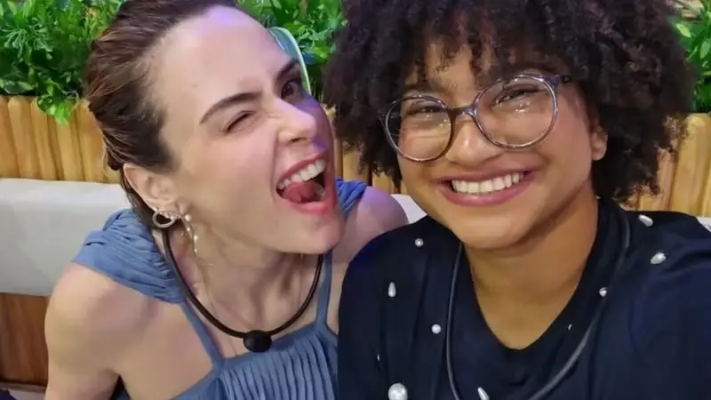 Todo mundo lembra do show de união, choros e discursos progressistas dentro do BBB 26. Parecia que aquelas amizades “eternas” iam atravessar qualquer coisa, que a tal turma das pautas certas ia seguir junta aqui fora, militando em bloco e posando de exemplo de sororidade para o Brasil inteiro. Mas bastou o programa acabar, a luz do estúdio apagar e cada uma voltar para sua rotina para a realidade bater na porta. A vice-campeã Milena agora admite, com todas as letras, que o grupo “Eternos” não era tão eterno assim e que a amizade com Ana Paula Renault simplesmente acabou, sem briga, sem grande cena, só esfriando até virar um abismo. Por que essa amizade acabou mesmo? Porque, segundo a própria Milena, agendas intensas, falta de presença e realidades diferentes falaram mais alto. Ela esperava muito da relação quando saiu da casa, mas a decisão de se afastar nem partiu dela. Ou seja, aquela parceria que parecia inabalável na frente das câmeras não resistiu a um mundo onde não tem confessionário, edição e torcida organizada empurrando narrativa. Isso revela o que sobre o BBB? Revela o que muita gente conservadora já repete há anos: dentro do reality, vale tudo para construir imagem, lacrar em cima de pauta identitária e posar de amiga fiel. Fora dali, cada um corre para o seu projeto, sua carreira, seu nicho de público. A própria web notou que, quando outra amiga de militância ganhou destaque, o distanciamento ficou escancarado ainda dentro da casa. Onde entra a hipocrisia nisso? Entra quando a esquerda tenta vender esses laços como símbolo de “novo Brasil”, mais empático e unido, mas na prática tudo depende de conveniência, visibilidade e alinhamento de pauta. Se fosse alguém da direita se afastando, já estariam gritando sobre “traição”, “falta de sororidade” e “egoísmo”. Aqui, o discurso é de que “está tudo bem, ciclos se encerram”. Dois pesos, duas medidas. No fim, Milena ainda deixa a porta aberta para uma reaproximação, fala em carinho e respeito, tenta acalmar os fãs. Mas o recado que fica é outro: até a amizade que a militância vende como perfeita tem prazo de validade quando as câmeras desligam. E o público, cansado dessa encenação progressista, olha e pensa: até quando vão tentar enganar o Brasil com amizade de reality que só funciona sob roteiro?