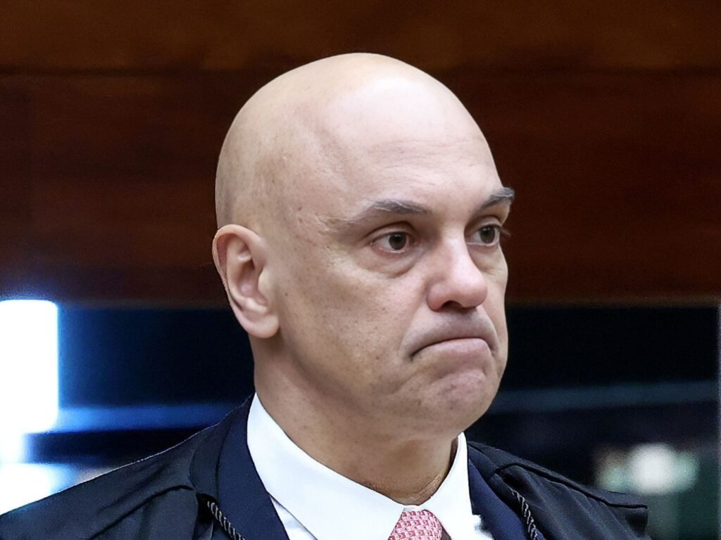 Todo mundo já percebeu o padrão: quando é bandido comum, a porta gira. Quando é Bolsonaro, o cerco aperta. No mesmo fim de semana em que mais de 1,5 mil presos do Distrito Federal ganham o famoso saidão de Dia dos Pais, a família do ex-presidente é impedida de fazer uma simples visita em casa. Por que tanta diferença de tratamento? A diferença aparece na canetada. Para 1.520 detentos, incluindo 58 mulheres, vale o benefício da saída temporária, mais uma vez autorizada em 2026. Já para Jair Bolsonaro, nem os próprios filhos podem entrar para um encontro familiar em uma data simbólica para qualquer pai brasileiro. Justiça é igual para todos? Na prática, não parece. A defesa de Bolsonaro pediu algo básico: que Carlos, Flávio e Jair Renan pudessem visitá-lo no domingo de Dia dos Pais, em sua residência, sem ato político, sem manifestação, apenas convivência familiar. O pedido foi apresentado como humanitário, dentro das regras já impostas pelo próprio Supremo. Por que a esquerda é sempre poupada? Porque a narrativa é outra. Quando se trata de aliados da esquerda, fala-se em direitos humanos, ressocialização, dignidade. Quando o assunto é Bolsonaro, qualquer gesto vira “risco político” e motivo para endurecer ainda mais as medidas cautelares. O que Moraes usou como justificativa? Uma decisão anterior, tomada em julho, depois da divulgação de uma carta atribuída a Bolsonaro, publicada por Flávio Bolsonaro. A partir dali, o ministro restringiu visitas e contatos considerados de natureza política. Agora, estende essa interpretação até para impedir um encontro de pai e filhos em casa. Isso é proteção da democracia? Parece mais perseguição política. Enquanto criminosos saem para aproveitar o feriado com a família, o ex-presidente, que já está proibido de receber visitas com finalidade político-eleitoral até o fim de 2026, não pode nem abraçar os filhos no Dia dos Pais. A ex-primeira-dama Michelle, recém-saída do hospital, volta para um lar vigiado, com a família controlada por despacho judicial. Até quando o Brasil vai aceitar essa seletividade escancarada, onde bandido tem benefício e ex-presidente conservador tem a família punida junto?