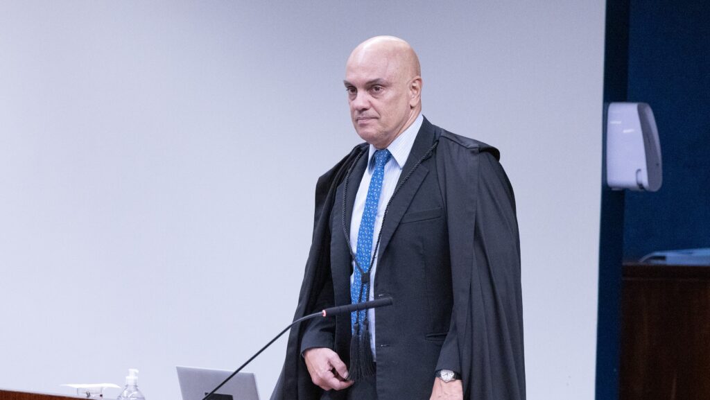 Há anos o brasileiro assiste, cansado, a um STF que parece ter duas medidas: uma para a esquerda e outra para quem ousa discordar do sistema. Prisões alongadas, tornozeleira, recolhimento noturno, fim de semana trancado em casa, tudo isso tratado como se fosse “normal” quando o alvo é ligado à direita. Enquanto isso, para políticos e aliados da velha esquerda, qualquer restrição é vista como “abuso” e “ataque à democracia”. A narrativa é sempre a mesma: quando é contra conservador, vale tudo; quando é contra amigo do poder, o discurso muda na hora. Brasil em alerta: até onde vai essa seletividade? Essa seletividade aparece quando medidas duras só atingem um lado. No caso dos réus do 8 de janeiro, muitos foram submetidos a um verdadeiro regime semiaberto disfarçado de medida cautelar: tornozeleira eletrônica, proibição de sair de casa à noite e nos fins de semana, vigilância constante. Tudo isso antes mesmo de condenação definitiva. Isso é justiça ou perseguição política? É justiça quando respeita limites legais. Agora, no julgamento que começou com o caso de Simone Macedo, condenada por associação criminosa e incitação ao crime, veio a surpresa: Alexandre de Moraes queria que só o tempo de prisão preventiva fosse descontado da pena, ignorando meses de recolhimento noturno e restrições pesadas. Na prática, uma punição dupla pelo mesmo fato. Pode haver punição dupla assim? Não, o direito proíbe punição dupla. Foi aí que Cristiano Zanin, indicado por Lula e visto como aliado da esquerda, puxou a divergência. Ele resgatou decisões da Segunda Turma do STF e do STJ reconhecendo que medidas como recolhimento domiciliar noturno também tiram a liberdade e, portanto, devem ser descontadas da pena. Caso contrário, o réu é castigado duas vezes. Por que isso atinge o 8 de janeiro? Porque abre precedente para reduzir penas. Resultado: Moraes ficou vencido. Acompanharam Zanin ministros como André Mendonça, Fux, Fachin, Gilmar Mendes e Cármen Lúcia. O tema geral, que trata justamente da detração de medidas cautelares como recolhimento noturno, ainda está suspenso por pedido de vista de Moraes, mas o recado foi dado: até dentro do próprio STF já há quem enxergue que os excessos passaram dos limites. Até quando o Brasil aceitará dois pesos e duas medidas? O desgaste cresce e a pressão popular só tende a aumentar.