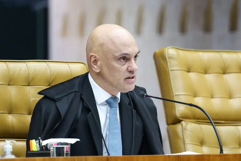 Em pleno julgamento no Supremo Tribunal Federal, Alexandre de Moraes usou um dado errado, confundiu conceito básico de isenção fiscal e, mesmo assim, ajudou a definir o bolso de milhões de brasileiros. O ministro tratou um número amostral sobre autismo como se fosse o total de pessoas com Transtorno do Espectro Autista (TEA) nível 1 no país e ainda errou ao explicar quem realmente perde com a isenção de impostos. O que exatamente Moraes errou? Ele citou que existiriam 12.689 pessoas com TEA nível 1 no Brasil, número tirado de uma pesquisa amostral (Mapa Autismo Brasil) que ouviu cerca de 23,6 mil pessoas. Esse dado representa apenas a quantidade de entrevistados que se declararam nível 1, não o total nacional. Enquanto isso, o Censo 2022 aponta cerca de 2,4 milhões de pessoas com diagnóstico de TEA no país. Ou seja, o ministro transformou um recorte de pesquisa em “realidade nacional” e usou isso em pleno plenário do STF. Quem foi diretamente afetado por isso? As ações relatadas por Moraes ampliaram a isenção fiscal para pessoas com deficiência mental leve e autistas nível 1 na compra de veículos, afastando restrições legais para acesso à alíquota zero de IBS e CBS. O tema é sério, sensível e importante para PCDs e famílias, mas a discussão foi conduzida com base em um raciocínio estatístico claramente equivocado. Quem perde com a isenção fiscal? O ministro ainda confundiu o alvo da perda de arrecadação. Ele sugeriu que a isenção poderia ser vista como algo que afetaria a indústria automobilística, quando, na prática, quem abre mão de receita é o setor público, não o privado. A indústria, na verdade, pode até lucrar com o aumento da demanda por veículos. Por que isso preocupa tanto? Porque estamos falando de um ministro do STF, com poder imenso, tomando decisões que impactam orçamento público, política fiscal e tratamento diferenciado a grupos específicos – e fazendo isso com base em dados mal interpretados. Enquanto isso, qualquer erro técnico da direita é usado pela esquerda como prova de “incompetência” ou “negacionismo”. Quando o equívoco vem de um ministro blindado pelo sistema, o silêncio é quase total. Quem fiscaliza o STF hoje? Na prática, ninguém. O Supremo virou instância máxima não só de interpretação da Constituição, mas de política pública, orçamento e até de estatística. Um ministro erra dado, confunde conceito de isenção, faz “experimento mental” com números frágeis e, mesmo assim, a decisão vale para todo o país. E se fosse um parlamentar conservador cometendo esse tipo de erro em rede nacional? Por que a esquerda não critica isso? Porque o ativismo judicial do STF, em geral, tem servido aos interesses da esquerda: mais intervenção, mais controle, mais decisões que atropelam o Legislativo. Quando o erro vem de quem está alinhado com a narrativa “correta”, a militância finge que não viu. A seletividade é gritante. Quem está pagando essa conta toda? No fim, é o contribuinte. A discussão não é se PCDs e autistas merecem benefícios – é óbvio que precisam de atenção especial. A questão é: decisões com impacto fiscal relevante podem ser tomadas com base em dados mal usados, sem debate técnico amplo e sem responsabilidade com o orçamento? Enquanto isso, o mesmo Estado que erra conta e conceito aperta cada vez mais o cidadão comum. Agora, responda mentalmente: se até em um tema sensível como autismo e PCDs o STF se permite esse nível de descuido, o que mais pode estar sendo decidido com base em “achismo” travestido de autoridade? Quem controla esses erros graves? Hoje, praticamente ninguém. E é exatamente isso que assusta. Quem errou nos dados aqui? Alexandre de Moraes, ministro do STF. Quantos autistas o Censo registrou? Cerca de 2,4 milhões de pessoas. O número 12.689 representa o quê? Apenas autistas nível 1 na amostra. A pesquisa Mapa Autismo é nacional? É amostral, não censo nacional. Quem perde com isenção fiscal? O setor público, não a indústria. A indústria automobilística sai prejudicada nisso? Não, pode até aumentar vendas. O STF ampliou isenção para quem? PCDs mentais leves e autistas nível 1. O erro muda o resultado jurídico? Não necessariamente, mas fragiliza a fundamentação. Há debate sobre nível um hoje? Sim, sobre classificação e critérios diagnósticos. Quem deveria cobrar mais responsabilidade? Congresso, imprensa e sociedade, especialmente conservadores.