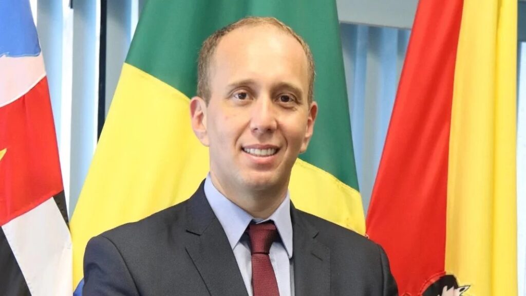 O Ministério Público de São Paulo arquivou a denúncia contra o prefeito de Sorocaba, Rodrigo Manga, e jogou um balde de água fria na narrativa de que ele teria mandado abrir um buraco na Rua Diadema só para gravar vídeo para redes sociais. Quem espalhou essa história agora precisa explicar muita coisa. A investigação, iniciada em abril após relatos de funcionários do Saae, não encontrou qualquer prova de simulação. Em vez de espetáculo político, o que apareceu foi uma ordem de serviço anterior, para resolver problema técnico real na via, com afundamento e infiltração. Por que criaram essa narrativa? A denúncia nasceu de relatos internos e foi amplificada por oposição e redes, mas o MP não achou prova de que o buraco foi aberto só para vídeo. O alvo era quem exatamente? O foco sempre foi atingir diretamente o prefeito Rodrigo Manga e desgastar sua gestão em Sorocaba. Quem ganha com essa confusão? Politicamente, ganha a oposição local que tentou transformar um serviço rotineiro em escândalo nacional. Por que o caso viralizou tanto? Porque a história do buraco para vídeo encaixa perfeitamente na narrativa de político vaidoso, fácil de vender em redes sociais. Houve ordem especial para o vídeo? Segundo o MP, não há indício de que Manga tenha mandado abrir o buraco ou pedido gravação naquele ponto específico. O Saae confirmou serviço anterior lá? Sim. O Saae apresentou histórico de intervenções e uma ordem de serviço anterior por problema técnico na Rua Diadema. Quantas obras já houve ali? Nos cinco anos anteriores, foram 215 ordens de serviço na rua, 154 ligadas a água, via pública ou saneamento. Isso derruba a tese da farsa? Para o promotor, o volume de serviços mostra que a região já tinha muitos problemas reais, não um buraco inventado para filmagem. Geolocalização provou algo contra Manga? Não. O MP considerou que a movimentação de veículos na área não prova criação artificial do buraco para o vídeo. O que Manga disse sobre a denúncia? Em vídeo nas redes, ele chamou o caso de mentira da oposição para tentar prejudicar sua gestão. É exatamente esse o ponto que revolta o eleitor conservador: quando é alguém ligado à direita ou a uma gestão mais alinhada com valores conservadores, qualquer boato vira manchete, qualquer suspeita vira "escândalo" instantâneo. Quando o Ministério Público investiga, analisa documentos, histórico de serviços e conclui que não houve simulação, o barulho some. Onde está agora a mesma indignação de quem correu para acusar? Onde estão os que trataram o episódio como prova de "político midiático"? Quantas vezes vemos esse filme quando o alvo não é da esquerda? Quantas denúncias contra figuras de esquerda recebem esse mesmo rigor, esse mesmo escrutínio, essa mesma disposição de admitir que erraram quando o fato não se sustenta? O caso do buraco em Sorocaba expõe mais uma vez a seletividade do debate público. A oposição tentou transformar um serviço de manutenção em arma política, apostou na lacração, na imagem recortada, no vídeo fora de contexto. O MP foi para o lado que a esquerda menos gosta: o lado dos fatos. No fim, fica a sensação de cansaço de quem vê, dia após dia, acusações espetaculosas contra gestores que não seguem a cartilha progressista, enquanto aliados da esquerda e seus protegidos são tratados com luvas de pelica. Aqui, a narrativa caiu. Mas quem espalhou a mentira vai pagar algum preço? Ou, como sempre, a difamação fica, o arquivamento é ignorado e a conta sobra para o cidadão que só queria a verdade?