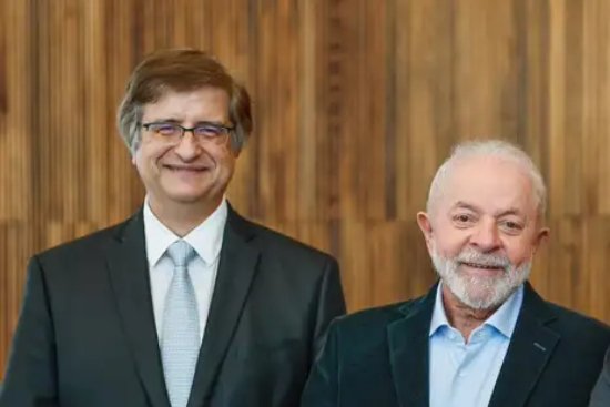 O fato é simples e grave: o Ministério Público Federal se opôs às buscas e apreensões em uma investigação que atinge o entorno do senador Weverton Rocha, vice-líder de Lula no Senado, enquanto a Polícia Federal e o ministro André Mendonça viam elementos suficientes para uma operação pesada. Em plena apuração sobre desvios ligados a aposentadorias do INSS, o órgão que deveria ser linha de frente contra a corrupção preferiu pedir “medidas menos ostensivas”. Até quando isso vai continuar? Quem está sendo realmente protegido aqui? A resposta é incômoda: na prática, quem ganha fôlego é um aliado direto do governo Lula, justamente quando a PF aponta uma estrutura econômica suspeita envolvendo milhões. Por que o MPF recuou justamente agora? Porque, segundo o próprio Mendonça, o MPF admitiu que havia um “quadro verossímil de eventos”, mas mesmo assim quis segurar as buscas, sugerindo apenas quebras de sigilo e passos mais lentos. Blindagem em ação A PF descreve um esquema em que o advogado Willer Tomaz de Souza teria montado uma engrenagem empresarial, financeira e logística à disposição de Weverton Rocha. A mulher do senador, Samya Bernardes, teria recebido mais de R$ 11 milhões de empresas ligadas a Souza, além da compra de uma casa de R$ 6 milhões usada pelo parlamentar. E o que o MPF faz? Pede cautela. Isso é normal em um país sério? Isso é tratamento igual para todos? Não. A sensação é de dois pesos e duas medidas: quando é alguém ligado à direita, a sanha punitiva é imediata; quando é aliado de Lula, aparece sempre um freio “técnico”. Mendonça peita sistema André Mendonça, indicado por Bolsonaro ao STF, não comprou o discurso da cautela. Ele afirmou que os elementos apresentados pela PF “superam o plano das conjecturas” e autorizou as buscas. Em outras palavras: se dependesse do MPF, a operação poderia ter sido esvaziada. Quem está realmente do lado do combate à corrupção? Quem está defendendo o dinheiro do povo? Neste caso específico, quem bancou a investigação mais firme foi a PF, apoiada por Mendonça, e não o MPF, que deveria ser protagonista na defesa do interesse público. Milhões na mira A investigação mira justamente recursos oriundos de descontos indevidos do INSS, ou seja, dinheiro tirado de aposentados e contribuintes. A suspeita é de uma engrenagem para movimentar e ocultar esses valores. O senador não foi alvo direto das buscas, mas pessoas próximas, familiares e estruturas ligadas a ele foram atingidas. Isso é pouco para justificar uma operação forte? Por que sempre sobra para o aposentado? Porque esquemas de poder adoram usar estruturas como o INSS para sugar dinheiro de quem não tem como se defender, enquanto a elite política se protege nos bastidores. Esquerda em apuros Weverton Rocha não é qualquer senador: é vice-líder de Lula. A narrativa da esquerda sempre foi de “defesa dos pobres” e “proteção dos aposentados”. Agora, a PF descreve um cenário em que justamente o sistema de aposentadorias é alvo de desvios. Onde está a coerência? Cadê a defesa dos mais pobres? Ela some quando o foco da investigação se aproxima de aliados do governo. A indignação seletiva da esquerda desaparece quando o escândalo respinga no próprio campo político. INSS saqueado novamente Enquanto o brasileiro enfrenta fila, demora e burocracia para conseguir um benefício, a PF aponta milhões circulando em torno de um esquema ligado a descontos indevidos do INSS. A mulher do senador recebendo mais de R$ 11 milhões, casa de R$ 6 milhões, estrutura empresarial articulada por advogado próximo. Isso é coincidência inocente? Isso é só mais um caso isolado? Não parece. É mais um capítulo de um padrão: dinheiro público, estruturas estatais e aliados políticos misturados em operações suspeitas, sempre com algum tipo de resistência institucional quando o alvo está perto da esquerda. Povo fica indignado O brasileiro olha para tudo isso e sente o mesmo de sempre: cansaço, revolta e sensação de impunidade. Quando a PF tenta ir fundo, aparece órgão querendo “suavizar” a investigação. Quando o STF age com firmeza, como fez Mendonça agora, é quase uma exceção. Até quando o sistema vai proteger seus próprios aliados? O que mais precisa acontecer? Precisa acontecer exatamente o que começou agora: investigações firmes, sem blindagem política, sem medo de atingir quem está perto do poder, seja qual for o partido. O Brasil vai engolir isso calado? Não deveria. Cada novo caso envolvendo INSS, aposentadorias e aliados do governo é um lembrete de que o preço da omissão é pago pelo povo. Quem ganha com tanta seletividade? Ganha quem está dentro do círculo de proteção política e institucional. Quem perde é o contribuinte, o aposentado e quem ainda acredita em justiça igual para todos. Até quando a esquerda será poupada? Enquanto a sociedade não cobrar com força, comentar, compartilhar e expor essas contradições, a blindagem continua. A operação de hoje mostra que, quando alguém resolve enfrentar o sistema, muita coisa vem à tona.