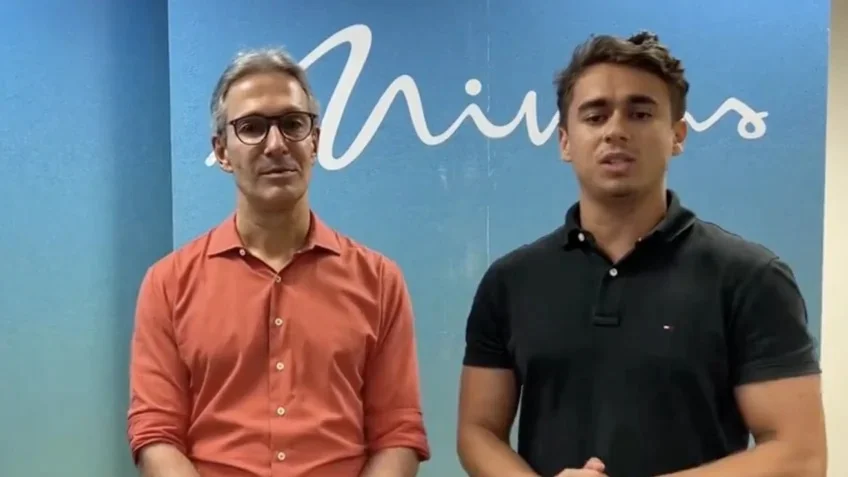 Nikolas Ferreira pegou o telefone, foi direto ao ponto e tentou evitar o que muita gente na direita já enxerga como um erro grave: Romeu Zema insistir numa candidatura presidencial sem chance real e ainda por cima dividir o voto conservador em 2026. O deputado do PL ofereceu um acordo pesado. O que Nikolas propôs exatamente? O PL abriria mão de lançar candidato ao governo de Minas, apoiaria a reeleição do atual governador Mateus Simões, aliado direto e pupilo de Zema, e ainda indicaria o vice na chapa. Em troca, Zema desistiria da Presidência e disputaria o Senado por Minas. Por que isso importa tanto para a direita? Porque a articulação tinha um objetivo claro: fortalecer a candidatura de Flávio Bolsonaro ao Planalto. Sem Zema na disputa, parte natural do eleitorado de direita mineiro tenderia a migrar já no primeiro turno para o filho mais velho de Jair Bolsonaro. Quem tentou convencer Zema a recuar? Além de Nikolas, lideranças do próprio partido Novo pressionaram para que ele desistisse da corrida presidencial e aceitasse o caminho mais seguro ao Senado. Qual era o cálculo de Nikolas Ferreira? Zema teria muito mais chance de vitória ao Senado, ajudaria o Novo a manter relevância e, ao mesmo tempo, não atrapalharia a consolidação de um nome forte da direita para enfrentar a esquerda em 2026. Por que Zema rejeitou o acordo de Nikolas? Zema decidiu manter a candidatura presidencial, mesmo sem perspectiva concreta de vitória, preferindo preservar o projeto nacional do Novo e sua própria ambição política. Quem seria beneficiado com Zema no Senado? O Novo ganharia um senador forte, o PL teria um cenário mais limpo para Flávio Bolsonaro e a direita, em geral, evitaria a pulverização de votos em Minas. O que acontece se Zema insistir até o fim? A manutenção da candidatura do Novo à Presidência mantém a divisão do eleitorado de direita em um estado decisivo, abrindo espaço para a esquerda crescer com menos resistência. Por que Minas Gerais é tão decisivo nacionalmente? Minas costuma ser o estado que define o rumo da eleição presidencial, pela quantidade de eleitores e pelo perfil de voto que costuma refletir o sentimento nacional. Quais limites Zema enfrenta agora legalmente? Depois do prazo das convenções, ele não poderá simplesmente trocar a disputa presidencial por outro cargo em 2026, o que torna a escolha ainda mais arriscada. Isso ajuda ou atrapalha a direita unida? Na prática, atrapalha. Quanto mais candidaturas de direita brigando pelo mesmo eleitor, mais fácil fica para a esquerda chegar ao segundo turno em vantagem. Quem ganha com a divisão da direita? A esquerda e o establishment que sempre se beneficia quando conservadores se fragmentam e não conseguem se alinhar em torno de um projeto único. Por que Nikolas Ferreira entrou tão forte nessa articulação? Porque ele enxerga que, sem unidade, a direita corre o risco de repetir erros recentes, desperdiçando votos preciosos em projetos pessoais e não em um plano nacional consistente. Qual o papel do PL nesse xadrez mineiro? O PL mostrou disposição de ceder espaço no governo estadual, algo raro em política, para garantir um cenário mais sólido para a direita no plano nacional. Zema está pensando em projeto coletivo ou pessoal? Ao recusar um acordo que o colocaria em posição confortável ao Senado e ainda fortaleceria a direita, a decisão soa muito mais como aposta pessoal do que compromisso com um projeto maior. Quem pode pagar a conta dessa teimosia? O eleitor conservador mineiro e brasileiro, que pode ver seus votos diluídos e, no fim, entregar de bandeja a vantagem para o outro lado. Veja as perguntas que muitos leitores já estão fazendo: Quem está dividindo a direita? Hoje, a insistência de Zema em manter uma candidatura presidencial sem viabilidade concreta é o principal fator de divisão em Minas. Por que Nikolas pressionou tão cedo? Porque 2026 já está sendo desenhada agora, e decisões antecipadas podem definir se a direita chega forte ou enfraquecida na disputa nacional. Zema realmente tem chance presidencial? Até o momento, não há qualquer indicativo sólido de que ele consiga romper o teto e se tornar competitivo contra os grandes nomes nacionais. Quem perde com Zema no Planalto? Perde o campo conservador, que vê um candidato de direita tirar votos de outro mais forte, sem aumentar o total do bloco. Flávio Bolsonaro depende de Minas? Minas é peça-chave para qualquer presidenciável, e uma direita rachada no estado dificulta muito o caminho de Flávio. Novo pensa em projeto nacional? O Novo tenta se manter relevante nacionalmente, mas corre o risco de virar apenas um fator de divisão do voto de direita. PL cedeu espaço de graça? Não. O PL tentou um movimento estratégico: abrir mão do governo estadual para ganhar força no cenário presidencial. Zema pode voltar atrás ainda? Tecnicamente, ainda poderia retirar a candidatura, mas as amarras partidárias e o calendário eleitoral tornam isso cada vez mais difícil. Direita vai aceitar essa divisão? A base conservadora tende a pressionar por unidade, e a resistência de Zema pode gerar desgaste com esse público. Quem será cobrado em 2026? Se a esquerda se beneficiar dessa fragmentação, o eleitor lembrará quem preferiu insistir na própria vaidade em vez de compor um projeto comum.