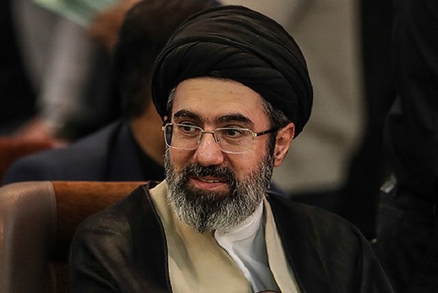 O novo líder supremo do Irã, Mojtaba Khamenei, estaria em estado de saúde extremamente crítico e pode morrer a qualquer momento, segundo fontes ligadas ao próprio governo iraniano. O homem que assumiu o lugar do pai, Ali Khamenei, após o ataque dos Estados Unidos ao complexo do líder máximo em 28 de fevereiro, simplesmente desapareceu da cena pública e não consegue nem receber ministros. Enquanto a esquerda brasileira finge que o problema do mundo é "discurso de ódio" em rede social, um dos regimes mais perigosos do planeta pode estar sem comando claro, em plena escalada de tensão internacional. E, como sempre, quase ninguém na grande mídia progressista quer discutir o que isso significa para segurança, terrorismo e alianças com ditaduras amigas. Por que o líder iraniano sumiu agora? As fontes dizem que Mojtaba não se reúne com o gabinete desde o ataque americano que teria matado Ali Khamenei. Desde então, só aparecem cartas atribuídas a ele, divulgadas por agências estatais, sem qualquer aparição pública ou pronunciamento em vídeo. Quem realmente manda hoje no Irã? Na prática, ninguém sabe. O presidente Masoud Pezeshkian já admitiu que a comunicação com o líder supremo está "muito difícil", o que reforça a ideia de um vácuo de poder nos bastidores do regime. Isso aumenta o risco de conflitos regionais? Sim. Um regime teocrático armado, com milícias espalhadas pelo Oriente Médio, sem liderança clara e com disputa interna por poder, é receita pronta para decisões impulsivas e ações violentas. A esquerda brasileira ignora esse perigo? Em grande parte, sim. O foco segue em narrativas ideológicas, defesa de ditaduras "amigas" e ataques à direita ocidental, enquanto regimes como o iraniano são tratados com uma complacência que não existe quando o alvo é qualquer governo conservador. Por que o Irã esconde o estado de saúde? Porque regimes autoritários vivem de controle total da narrativa. Admitir fraqueza no topo significa abrir espaço para disputa interna, revolta popular e pressão externa. Por isso o silêncio, as cartas sem rosto e a censura. O que acontece se Mojtaba morrer agora? O país entra em mais uma rodada de disputa entre clérigos, militares da Guarda Revolucionária e grupos internos do regime, todos interessados em manter o poder e o projeto ideológico anti-Ocidente. Isso pode afetar o preço do petróleo? Pode, e muito. Qualquer instabilidade séria no Irã mexe com o mercado de energia, o que atinge diretamente economias do mundo inteiro, inclusive o Brasil, que já sofre com combustível caro e carga tributária pesada. Por que o Ocidente observa tudo em silêncio? Porque, oficialmente, ninguém quer admitir que não sabe exatamente quem está mandando em Teerã. Ao mesmo tempo, serviços de inteligência monitoram cada movimento, tentando entender quem pode assumir o comando real do regime. O Brasil corre algum risco direto imediato? Não em termos militares, mas sim em termos econômicos, diplomáticos e de alinhamento internacional. Um Irã ainda mais instável fortalece o eixo de regimes autoritários que a esquerda costuma tratar com simpatia. Por que a grande imprensa fala tão pouco disso? Porque é mais confortável atacar governos conservadores do que expor, com a mesma dureza, a realidade brutal de teocracias e ditaduras que muitas vezes são relativizadas por setores da esquerda. Enquanto isso, o Irã vive um momento decisivo: o pai teria sido morto em ataque americano, o filho que assumiu o posto estaria à beira da morte, e o povo iraniano continua preso a um regime fechado, sem transparência e sem liberdade. O mundo observa, o risco cresce, e a pergunta que fica é simples: até quando vamos fingir que esse tipo de ditadura é apenas um "ator geopolítico" como qualquer outro?