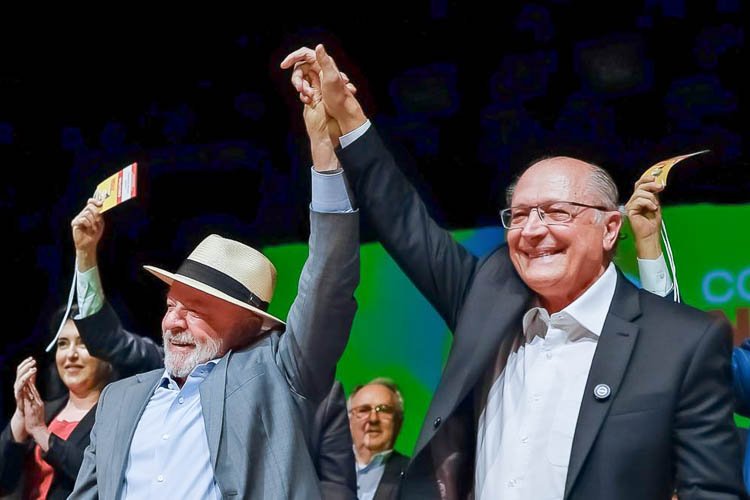 Há anos a esquerda repete o discurso de que defende a democracia, a cultura popular e o “povo”. Ao mesmo tempo, vive acusando a direita de abuso de poder, uso da máquina pública e “ataques às instituições”. O brasileiro conservador já se acostumou a ver esse filme: quando é a direita, tudo vira escândalo; quando é a esquerda, chamam de manifestação cultural. Agora, o jogo começou a virar justamente onde a esquerda menos esperava: no Tribunal Superior Eleitoral. Quem sempre correu para a Justiça contra adversários está tendo de explicar o próprio rastro de dinheiro público em plena festa de carnaval. O que está realmente em jogo? A discussão é se recursos públicos foram usados para transformar um desfile em palanque eleitoral antecipado para Lula e Alckmin. Por que o caso incomoda tanto? Porque expõe a velha contradição: o Estado bancando, com milhões, um enredo que homenageia o presidente, meses antes da campanha. Qual o ponto mais explosivo? A ação do partido Novo afirma que a Acadêmicos de Niterói recebeu 9,6 milhões de reais em dinheiro público, e que o desfile deixou de ser manifestação espontânea para virar promoção eleitoral de Lula. Quem criou esse precedente antes? O próprio PT, que em 2006 correu à Justiça contra um desfile que homenageava Alckmin, então adversário de Lula, alegando uso de verba pública para promover candidato. Por que isso pode mudar tudo? Porque agora o mesmo argumento usado pela esquerda volta como bumerangue contra a chapa Lula-Alckmin: o Novo pede cassação dos registros e inelegibilidade por oito anos. Até quando dois pesos, duas medidas? Se fosse um aliado da direita, alguém duvida que a pressão sobre o TSE e o STF seria imediata e implacável? A pergunta que fica é simples: o tribunal vai tratar Lula e Alckmin como trataria qualquer político conservador, ou a blindagem histórica da esquerda vai falar mais alto de novo?