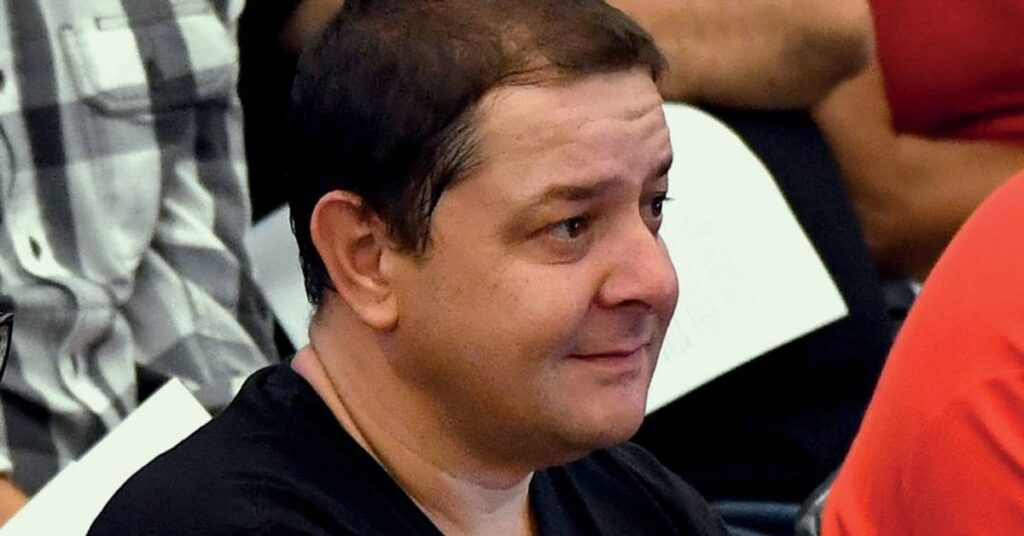 Quem acompanha a política brasileira já percebeu que, quando o assunto envolve Lula e sua família, sempre aparece um novo capítulo que o PT tenta empurrar para debaixo do tapete. Desta vez, porém, o problema não veio da oposição, nem da direita, nem da família Bolsonaro. Veio de dentro da própria cozinha petista. Por que o PT briga internamente? A disputa é por poder, influência na campanha e controle de orçamento eleitoral. Quando alguém cresce demais perto de Lula, outros grupos do partido se movimentam para derrubar. O ex-chefe de gabinete Marco Aurélio Santana Ribeiro, o Marcola, não era qualquer assessor. Era peça central no entorno de Lula, controlando a agenda do presidente na campanha e filtrando quem chegava perto do chefe. Isso incomodou muita gente dentro do PT, justamente no momento em que o partido tenta blindar Lula e, principalmente, seu filho Fábio Luís, o Lulinha. Por que recorrer logo a uma lobista? Porque a lobista já atuava nos bastidores do governo e tinha relação próxima com Lulinha, o que levanta suspeitas sobre interesses cruzados. Vem então a revelação: Marcola recebeu 249 mil reais da lobista Roberta Luchsinger, ligada a Lulinha, e tentou explicar tudo como um simples "empréstimo pessoal". Dentro do próprio PT, ninguém engoliu essa versão. E o detalhe incômodo não some: um assessor bem pago, com acesso a crédito formal, escolhe justamente uma lobista investigada e próxima do filho do presidente. Lula sabia de tudo antes? Segundo relatos, o caso já era conhecido por Lula, mas só vazou quando Marcola ganhou poder demais na campanha, o que indica fogo amigo e guerra por espaço dentro do PT. A reação de Lula só aumentou a desconfiança. Primeiro, relativizou, perguntando quem nunca precisou de empréstimo de amigo. Depois, disse que não sabia de nada. Em seguida, jogou a responsabilidade na Polícia Federal. Três discursos diferentes para o mesmo caso. E sempre o mesmo ponto cego: Lulinha. Por que Lulinha preocupa tanto o PT? Porque as investigações aproximam o dinheiro, a lobista e a estrutura de poder em torno do filho do presidente, criando um flanco eleitoral delicado. Para piorar o clima no Planalto, surge outro elemento: o ex-procurador Alfredo Gaspar, hoje vice na chapa de Flávio Bolsonaro, é descrito como "arquivo vivo" das investigações sobre INSS, Roberta e Lulinha. Ou seja, a munição está pronta para ser usada na campanha. Enquanto a esquerda fala em perseguição política quando o alvo é a direita, agora o próprio PT se ataca por dentro, com vazamentos que ligam dinheiro, lobista, gabinete presidencial e o filho de Lula. E o que parecia só mais uma "confusão doméstica" virou exatamente o que o PT mais teme em ano eleitoral: uma bomba-relógio ligada direto ao sobrenome da família que manda no partido.