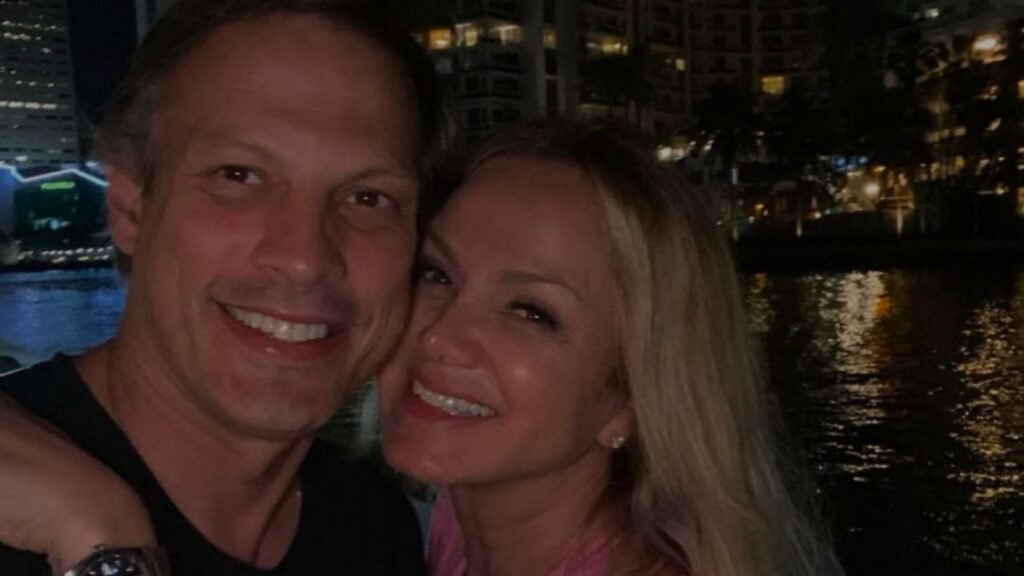 A nova moda entre celebridades brasileiras é tratar como algo moderno o que sempre foi visto como sinal de alerta em qualquer casamento: marido e mulher dormindo em quartos separados, o chamado divórcio do sono. A apresentadora Eliana, a atriz Sheron Menezzes, Letícia Sabatella, Kadu Moliterno e até casais internacionais como David e Victoria Beckham já aparecem como vitrine dessa prática, apresentada pela mídia como se fosse solução mágica para todos os problemas de relacionamento. No programa de TV, Eliana contou que muitas vezes dorme em outro quarto por causa do ronco do marido e da rotina de trabalho. A fala foi tratada com naturalidade, quase como um manual de comportamento para o público. Sheron Menezzes revelou que ela e o marido dormem separados há anos e que isso virou parte da rotina. Outros artistas repetem o mesmo discurso: preservar a individualidade, respeitar o espaço, evitar conflitos. Ninguém pergunta se esse tipo de escolha, quando vira regra, não corrói aos poucos a intimidade do casal e o modelo de família que sempre sustentou a sociedade. Em vez disso, a imprensa progressista corre para dar um nome em inglês, sleep divorce, embrulhar tudo em linguagem técnica e vender como tendência saudável. Brasil em alerta: quando a TV e os influenciadores começam a empurrar esse tipo de comportamento como se fosse padrão ideal, o recado para o público é claro. O que sempre foi exceção, usado em casos específicos, passa a ser apresentado como estilo de vida desejável. A mesma turma que relativiza casamento, banaliza separação e ridiculariza valores conservadores agora tenta transformar até o ato de dormir em laboratório de experimentos comportamentais. Por que normalizar casais dormindo separados? Porque a narrativa dominante tenta convencer que qualquer desconforto deve ser resolvido afastando as pessoas, nunca com renúncia, diálogo e esforço mútuo. Em vez de tratar ronco, ajustar rotina ou fortalecer o compromisso, a solução vendida é cada um no seu canto. Isso é realmente saudável para casais? Em alguns casos específicos, pode aliviar conflitos pontuais. Mas transformar isso em moda, sem discutir riscos para a intimidade e o vínculo conjugal, é no mínimo irresponsável. Quem ganha com essa nova tendência? Ganha a indústria de conteúdo que vive de polêmica, de quebrar padrões e de vender a ideia de que toda tradição é opressora. Perde a família comum, que passa a se sentir ultrapassada por simplesmente querer manter marido e mulher na mesma cama. Por que a mídia trata isso como evolução? Porque encaixa perfeitamente na agenda que relativiza o casamento tradicional, enfraquece o papel da família e transforma qualquer limite em algo retrógrado. Tudo é vendido como liberdade, mesmo quando o resultado é distanciamento. Isso combina com valores conservadores familiares? Não. O valor conservador sempre colocou o casamento, a presença, o contato diário e a construção conjunta acima do conforto individual absoluto. O quarto compartilhado é símbolo de união, não de prisão. Qual o risco para casais comuns? O risco é copiar modismos de famosos sem avaliar a própria realidade. O que para celebridade vira pauta de podcast, para o casal comum pode virar esfriamento, afastamento e, lá na frente, separação definitiva. Por que tantos artistas aderem a isso? Porque vivem em um ambiente em que tudo precisa ser diferente, ousado e fora do padrão. E porque sabem que qualquer quebra de modelo tradicional rende manchete, engajamento e debate nas redes. Isso pode virar pressão social silenciosa? Sim. Quando revistas, programas e influenciadores repetem a mesma ideia, muitos casais começam a achar que o normal é ter cada um o seu espaço, e que querer proximidade diária é sinal de atraso. Onde entra a responsabilidade da mídia nisso? Entra no ponto em que se escolhe mostrar apenas o lado bonito da história, com depoimentos leves e engraçados, sem discutir consequências de longo prazo para a estrutura familiar. O que os pais devem ensinar aos filhos? Que casamento não é reality show, nem laboratório de tendências. É compromisso, presença, renúncia e construção diária. E que modas de celebridades não podem ditar o que é certo dentro de casa. Enquanto a esquerda cultural brinca de reinventar até a forma de dormir, muita gente simples continua lutando para manter a família unida, dividindo a mesma cama, os mesmos problemas e a mesma vida. E é justamente essa família que quase nunca tem voz quando a pauta é comportamento. A pergunta que fica é: até quando vamos aceitar que a exceção de famosos seja empurrada como regra para o Brasil inteiro?