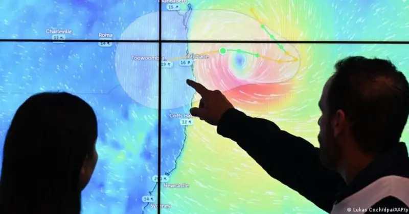 Um novo ciclone-bomba está em formação e deve atingir o Brasil entre quinta e sábado, com foco no Rio Grande do Sul, Paraná e Santa Catarina. O próprio Inmet fala em cenário raro, com queda brusca de pressão e risco de tempestades fortes, ventos intensos e granizo. Enquanto isso, a sensação da população é a mesma de sempre: cada vez que a natureza aperta, o Estado some. Em 2020, um ciclone-bomba deixou mortos, destruição, prejuízos milionários e milhões sem energia no Sul. Passaram-se anos, discursos, promessas, reuniões, e agora o alerta volta com força máxima. O que realmente mudou na prática? O fenômeno deve se formar entre Argentina e Paraguai e avançar para uma área de baixa pressão entre Uruguai e litoral gaúcho. A previsão é de queda de até 26 milibars em 24 horas, o suficiente para classificar o evento como ciclone-bomba, caso se confirme. Ou seja: não é chuva comum, não é ventinho de frente fria. É risco real para quem vive na região. Por que isso preocupa tanto agora? Porque os especialistas já avisam: com o aquecimento do ar e do oceano, esses sistemas tendem a ficar mais intensos. E aí entra a contradição: usam o clima como bandeira ideológica, mas na hora de proteger de verdade quem mora nas áreas mais vulneráveis, a conversa some, o dinheiro não chega, a estrutura falha. Quem será mais atingido agora? Principalmente moradores do Rio Grande do Sul e Santa Catarina, com rajadas de vento acima de 60 km/h em terra e mais de 100 km/h no oceano, além de chuva forte e possibilidade de granizo. Paraná, Mato Grosso do Sul e São Paulo também podem enfrentar tempestades isoladas. Onde está o plano de emergência? Essa é a pergunta que não quer calar. Depois de 2020, era óbvio que governos estaduais e federal precisavam reforçar defesa civil, redes elétricas, comunicação de risco e estrutura de abrigo. Mas o que se vê é a repetição do roteiro: alerta técnico de um lado, população preocupada do outro, e um vácuo de liderança no meio. Quem está avisando com antecedência? O Inmet já emitiu aviso vermelho de grande perigo para tempestades no Rio Grande do Sul até sexta-feira. Há previsão clara de chuva forte, trovoadas, rajadas de vento e granizo. A fase mais intensa deve ocorrer no sábado, quando a pressão atmosférica atinge o menor valor previsto. Por que chamam de ciclone-bomba? Porque é um ciclone extratropical que se intensifica de forma excepcionalmente rápida, com queda de pelo menos cerca de 24 milibars em 24 horas. No jargão técnico, é a chamada bombogênese, resultado do choque entre massas de ar frio e quente. Não é invenção de mídia alarmista, é termo meteorológico. O que aconteceu em 2020 mesmo? Naquele ano, o ciclone-bomba trouxe ventos de quase 170 km/h, 13 mortos, prejuízos de centenas de milhões de reais e quase 2 milhões de consumidores sem energia no Sul. O próprio Inmet reconhece que o sistema se aprofundou muito perto do continente, ampliando o impacto em áreas densamente povoadas. Por que o Sul sempre sofre mais? Porque é justamente na região Sul que esses ciclones extratropicais são mais comuns. Some-se a isso infraestrutura antiga, redes elétricas frágeis, ocupação desordenada e pouca prevenção, e o resultado é sempre o mesmo: cada evento meteorológico vira tragédia anunciada. Quem deveria estar na linha de frente? Governos estaduais, prefeituras e governo federal, com defesa civil articulada, comunicação clara, plano de evacuação quando necessário e suporte real para quem mora em áreas de risco. Mas o que se vê, muitas vezes, é disputa de narrativa, jogo de empurra e uso político da tragédia depois que tudo já aconteceu. Por que falam em mudança climática? Porque o aumento da temperatura do ar e do oceano tende a potencializar a força desses sistemas. Isso não é desculpa para inação, é justamente o contrário: se o risco cresce, a responsabilidade do poder público também deveria crescer. Mas o discurso ambiental, tão usado em palanque, não se traduz em proteção concreta para o cidadão comum. Pergunta 1: O que é ciclone-bomba? É um ciclone extratropical que se intensifica muito rápido, com queda brusca de pressão. Pergunta 2: Quais estados serão mais afetados? Principalmente Rio Grande do Sul, Santa Catarina e Paraná, com impactos também em outros. Pergunta 3: Quando o pior deve acontecer? Entre quinta e sábado, com fase mais intensa prevista para o sábado. Pergunta 4: Qual o maior risco imediato? Ventos fortes, tempestades, granizo, queda de temperatura e possíveis danos estruturais. Pergunta 5: Pode repetir a tragédia 2020? O potencial de estragos existe, mas a intensidade final ainda será confirmada. Pergunta 6: O governo se preparou melhor agora? Até o momento, não há sinais claros de mudança estrutural significativa. Pergunta 7: Por que o fenômeno está mais forte? Especialistas apontam influência do aquecimento do ar e do oceano. Pergunta 8: O que o Inmet já alertou? Emitiu aviso vermelho para tempestades e detalhou o risco de ciclone intenso. Pergunta 9: A população pode se antecipar como? Acompanhando alertas oficiais, evitando áreas de risco e se preparando para ventos fortes. Pergunta 10: Quem será cobrado se der errado? Se houver tragédia, a cobrança recairá sobre governos que ignoraram alertas prévios. Enquanto o mapa pinta de vermelho o risco de tempestades, a pergunta que ecoa é simples: até quando o brasileiro vai enfrentar fenômenos extremos praticamente sozinho, enquanto autoridades tratam cada desastre como se fosse surpresa? O ciclone-bomba pode ser natural, mas o descaso é totalmente humano.