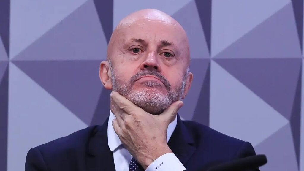 Todo mundo lembra do discurso de “governo técnico”, “respeito às instituições” e “fim da mamata” que a esquerda repetiu para atacar Bolsonaro e qualquer aliado conservador. Bastava uma foto, uma mensagem de WhatsApp ou um boato para transformar tudo em escândalo nacional, CPI, manchete diária e linchamento público. Agora, quando o assunto encosta na família Lula, o clima muda. O tom baixa, as palavras ficam cuidadosas, a imprensa amiga pisa em ovos e o governo corre para dizer que “não há ato administrativo”. Mas os fatos que vão aparecendo mostram um padrão que o brasileiro já conhece muito bem. Quem está no centro disso tudo? Quem está realmente no centro? O personagem principal é Fábio Luís da Silva, o Lulinha, filho do presidente Lula, citado em três investigações ligadas à chamada farra do INSS e à Operação Sem Desconto da Polícia Federal. E o que chama mais atenção? Uma amiga próxima de Lulinha, a empresária Roberta Luchsinger, teve sigilos quebrados e aparece como peça-chave na ponte entre lobistas e governo. Ela visitou órgãos federais 43 vezes entre janeiro de 2023 e abril de 2024, sendo 41 dessas visitas simplesmente apagadas das agendas oficiais, apesar da lei exigir transparência. Por que esconder tantas reuniões assim? Porque a maioria desses encontros envolvia ministérios estratégicos, como Desenvolvimento Social e Saúde, justamente onde, segundo a PF, se tentava emplacar negócios como kits de dengue, cannabis medicinal no SUS e suplemento infantil. O governo diz que nada virou ato oficial, mas por que então tanta movimentação de bastidor? O que mais preocupa nessa história? Preocupa o conjunto: movimentação de 19,5 milhões de reais em contas de Lulinha em quatro anos, viagem para Portugal com passagens e hospedagem pagas pelo “Careca do INSS” para conhecer fábrica de cannabis, depósito de 249 mil reais em conta de um assessor ligado ao Planalto, e um rastro de visitas não registradas. Por que a esquerda não cobra explicações? Porque quando é com os seus, a narrativa vira “vazamento seletivo”, “perseguição” e pedido de providências ao Ministério da Justiça contra quem expõe os dados. Quando era contra a direita, qualquer suspeita já era tratada como condenação antecipada. Onde está a mesma indignação de antes? Se fosse filho de Bolsonaro, o Brasil já estaria vendo manchetes diárias, STF em ação e pressão total. Mas como é o filho de Lula, o sistema parece trabalhar para amortecer o impacto. O brasileiro conservador olha para tudo isso e se pergunta até quando esse jogo de dois pesos e duas medidas vai continuar.