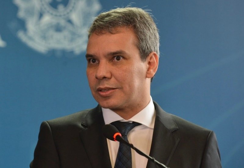 Quem acompanha a política brasileira já percebeu que a blindagem em torno da família Lula sempre foi tratada como assunto sagrado pela esquerda. Quando é contra adversário de direita, qualquer denúncia vira espetáculo, manchete, coletiva, CPI. Mas quando o alvo se aproxima do clã petista, o discurso muda, a conversa fica mansa e a palavra de ordem é abafar. Agora, em pleno ano eleitoral, o próprio coração do governo começa a sentir o baque. O ministro da Justiça de Lula, Wellington César Lima e Silva, indicado e bancado por Jaques Wagner, virou alvo de fritura dentro do PT. E não é por acaso. Por que o PT está tão nervoso? A irritação cresce porque a Polícia Federal apertou justamente onde o partido mais teme: em endereços ligados a Jaques Wagner, ex-líder de Lula no Senado, e em Fabio Luís Lula da Silva, o Lulinha, filho do presidente. A operação custou a Wagner a liderança no Senado e expôs a fragilidade de um governo que se dizia defensor das instituições, mas surta quando a PF chega perto dos seus. O que mudou na postura da PF? Setores da própria PF consideram o ministro "meio mole" na defesa da corporação, enquanto o PT reclama do "excesso" de rigor quando o alvo não é bolsonarista, mas gente da cozinha do governo. Ou seja, quando a PF investiga a direita, é "justiça"; quando chega em Lulinha e Jaques Wagner, vira "perseguição". Por que isso incomoda tanto o governo? Porque Jaques Wagner foi fiador de Wellington em vários cargos estratégicos e símbolo da velha guarda petista. Ver a PF batendo à porta desse grupo, em ano de eleição, desmonta a narrativa de que só a direita tem problemas com a Justiça. Até quando essa seletividade? Enquanto o brasileiro é esmagado por impostos recordes e vê mais de R$4 trilhões saindo do bolso, o governo se preocupa em preservar aliados e controlar o estrago político. A sensação é clara: quando o cerco chega perto de Lulinha, o sistema inteiro treme. No fim, a pergunta que fica é simples: se até com toda a máquina na mão o PT já está em pânico com a PF chegando perto da família Lula, o que mais ainda não veio à tona?
