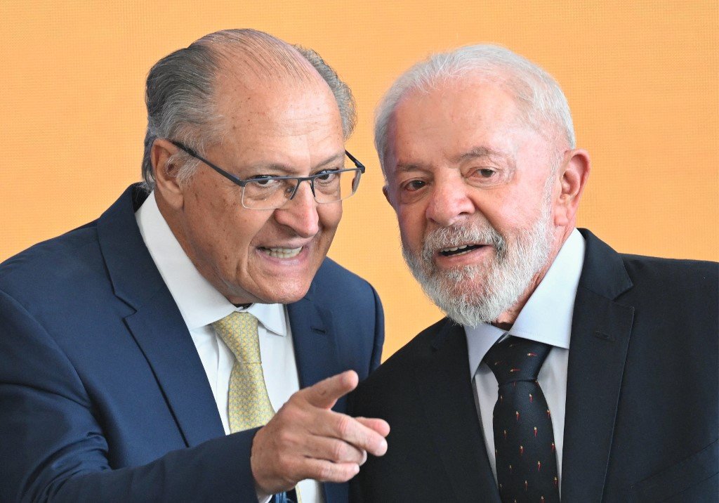 Todo mundo lembra do discurso do “operário humilde”, do homem simples que dizia não ligar para dinheiro e atacava “os ricos” em palanques e entrevistas. Anos depois, o mesmo personagem aparece cercado de mansões de amigos, jatinhos emprestados, viagens de luxo e uma militância que finge não ver nada. Agora, em pleno ano eleitoral, surge mais um capítulo que deixa o brasileiro desconfiado. O presidente Lula informou ao TSE que seu patrimônio declarado caiu para cerca de 4,8 milhões de reais, uma redução de mais de 35% em relação a 2022 e de mais de 40% em relação a 2018. Enquanto isso, seu vice, Geraldo Alckmin, viu o patrimônio explodir mais de 200% no mesmo período. Por que o patrimônio de Lula caiu? A queda está concentrada principalmente em planos VGBL, um tipo de investimento semelhante à previdência privada, que recuaram de 5,6 milhões para 3,3 milhões de reais. No papel, Lula aparece “mais pobre”. Na prática, ninguém explica claramente para onde foi essa diferença milionária. Onde foram parar esses milhões? A informação oficial é apenas a redução nos valores declarados, sem detalhar publicamente movimentações, resgates ou destino final. Tudo dentro da formalidade, mas longe da transparência que a esquerda cobra tanto dos outros. Por que a esquerda não questiona? Quando é alguém da direita, qualquer variação em patrimônio vira escândalo, manchete, CPI e linchamento moral. Quando é Lula, a narrativa muda: é normal, é técnico, é detalhe contábil. Dois pesos, duas medidas. Isso é transparência verdadeira? O cidadão olha os números, lembra do histórico, da Ficha Limpa, das condenações anuladas pelo STF e vê, de novo, um sistema que parece proteger sempre os mesmos. A pergunta que fica é simples: se fosse um político conservador apresentando uma queda milionária assim, o tratamento seria o mesmo? No fim, o fato é direto: Lula declarou ao TSE que seu patrimônio encolheu milhões, principalmente em investimentos privados, e tudo segue como se nada tivesse acontecido. O brasileiro paga a conta, assiste calado e se pergunta até quando essa seletividade vai continuar sendo tratada como normal.