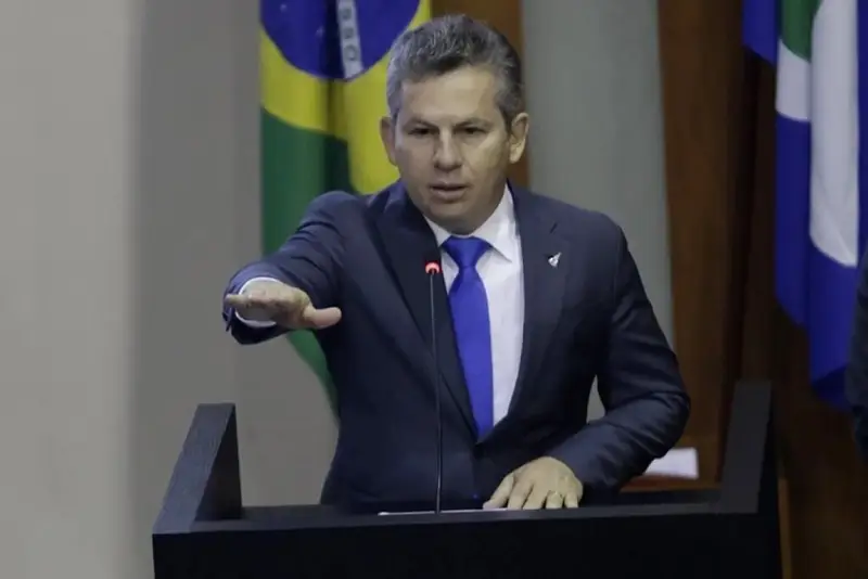 A Polícia Federal jogou tudo no ventilador sobre o acordo milionário entre o governo de Mato Grosso e a operadora Oi. O que era vendido como operação “técnica” agora aparece, em relatório oficial, como uma verdadeira engenharia de opacidade para esconder R$ 308 milhões que saíram dos cofres públicos. Segundo a PF, uma rede de 15 fundos de investimento foi montada para blindar o dinheiro, criar camadas de dificuldade no rastreamento e mascarar os verdadeiros beneficiários. No centro do furacão estão o ex-governador Mauro Mendes (União Brasil), o deputado federal Fábio Garcia (União Brasil), um desembargador e um procurador do estado. Quem são os principais investigados? Mauro Mendes, ex-governador; Fábio Garcia, deputado; um desembargador e um procurador, todos ligados ao acordo com a Oi. Por que a PF fala em “engenharia de opacidade”? Porque os investigadores identificaram uma estrutura pensada justamente para esconder a origem e o destino dos recursos, com fundos sem finalidade econômica real. Dez desses fundos, aponta o relatório, foram criados exatamente no contexto do acordo com a Oi. As datas de abertura coincidem com os repasses feitos pelo governo estadual. Não buscavam investidores no mercado, não tinham lógica econômica, alguns tinham aportes simbólicos, incapazes até de pagar custos de manutenção. Serviam, segundo a PF, como “contas de passagem”. Como funcionavam essas contas de passagem? O dinheiro entrava em um fundo, era repassado a outro, depois a empresas e novos fundos, até chegar aos beneficiários finais, sempre ganhando aparência de legalidade. Um dos exemplos citados é o fundo Zurich FIM CP, usado como etapa temporária para movimentar os recursos antes de integrar o patrimônio de empresas ligadas aos investigados. Depois de rodar por essa cascata, parte do dinheiro teria ido parar em investimentos privados. Para onde o dinheiro teria sido direcionado? A PF cita, entre outros, o fundo Royal Capital FIDC, ligado à aquisição de participação na Parecis Bioenergia, empresa associada aos filhos de Mauro Mendes. Outro fluxo apontado passa pelo fundo Lotte Word FIDC, que teria direcionado valores ao núcleo familiar do deputado federal Fábio Garcia. Ou seja: dinheiro público, acordo tributário, fundos artificiais e, no fim da linha, estruturas ligadas a famílias de políticos influentes. Qual o papel do acordo com a Oi? A PF diz que a operação de restituição de valores tributários foi usada como veículo para desviar recursos públicos por meio de fundos e empresas de fachada. A operação da PF, batizada de Heritage, apura suspeitas de crimes contra o Sistema Financeiro Nacional, peculato, lavagem de dinheiro e uso de documentos falsos. Não é pouca coisa. A Justiça autorizou busca e apreensão, quebra de sigilos bancário e fiscal, bloqueio de bens de até R$ 316 milhões, recolhimento de passaportes e proibição de contato entre os investigados. Por que o bloqueio de bens é tão alto? O valor de até R$ 316 milhões busca garantir eventual ressarcimento aos cofres públicos e impedir dissipação do patrimônio suspeito. Enquanto isso, o discurso de “gestão moderna”, “parceria público-privada eficiente” e “acordo vantajoso para o estado” vai ruindo diante dos fatos descritos pela PF. A tal “sofisticação financeira” que muitos políticos adoram exibir aparece, mais uma vez, como cortina de fumaça para tirar dinheiro do contribuinte e esconder atrás de siglas de fundos e nomes em inglês. O que diferencia esse caso de outros escândalos? Aqui, a PF descreve uma estrutura planejada de fundos sem função econômica real, criada especificamente no contexto de um acordo tributário, com rota clara até núcleos familiares de políticos. A pergunta que fica é: se fosse um político de direita, sem blindagem de partidos tradicionais e sem amigos em tribunais, o tratamento seria o mesmo? Quantos anos a esquerda e o establishment repetiram que “fundos de investimento” e “engenharia financeira” eram coisa de mercado malvado, enquanto esquemas assim eram montados dentro de governos estaduais? Há provas materiais dessas movimentações? Sim. A PF menciona datas de criação dos fundos, fluxos de recursos, vínculos com empresas e beneficiários, o que embasou as medidas judiciais de busca, apreensão e bloqueio. A PF afirma que tudo foi pensado para dar aparência de legalidade aos recursos desviados. Camadas e mais camadas de fundos, empresas de fachada, nomes técnicos, relatórios bonitos – e, no fim, o velho roteiro: dinheiro público saindo do bolso de quem trabalha para alimentar estruturas ligadas a quem manda. Quais são as consequências imediatas para os investigados? Eles estão com bens bloqueados, passaportes recolhidos, sigilos quebrados e proibidos de contato entre si, enquanto a investigação aprofunda a análise dos fluxos financeiros. O ex-governador Mauro Mendes foi procurado, mas não respondeu até o momento. O silêncio contrasta com o tom de segurança e superioridade que muitos políticos adotam quando falam de “responsabilidade fiscal” e “boa gestão”. Agora, com a PF detalhando a rota dos milhões, a cobrança da sociedade tende a aumentar. O que ainda pode ser revelado pela investigação? A PF ainda analisa documentos, movimentações bancárias e estruturas societárias, o que pode revelar novos beneficiários, novos fluxos e ampliar o alcance do esquema descrito no relatório.