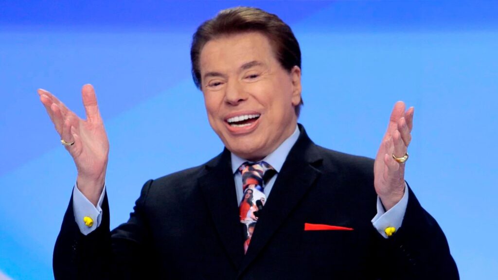 Todo mundo lembra do que aconteceu em 2001 na mansão Abravanel. O sequestro de Patrícia, Silvio Santos feito refém dentro da própria casa, o país inteiro em choque diante da TV. Aquilo marcou uma geração e escancarou como o crime se sente à vontade quando o Estado falha em garantir o básico: segurança. Anos se passaram, governos mudaram, a esquerda fez discurso bonito sobre “inclusão”, “justiça social”, “desencarceramento”, mas o brasileiro continua trancado em casa com medo. E agora, justamente a casa onde viveu Silvio Santos volta a ser motivo de preocupação. BRASIL EM ALERTA No fim da tarde de domingo, a Polícia Militar foi chamada às pressas para a antiga residência de Silvio, no Morumbi, em São Paulo, após suspeita de invasão. Uma funcionária relatou que três pessoas, em um carro preto e usando toucas, teriam entrado no imóvel. Quem protege o cidadão hoje? A PM foi acionada, fez vistoria, não encontrou ninguém e não viu sinais de arrombamento. Mesmo assim, o registro foi feito como suspeita de violação de domicílio. Por que sempre sobra para nós? Porque, enquanto a população vive com medo, político faz pose em rede social, artista militante relativiza bandido e a esquerda prefere atacar polícia do que enfrentar o crime de verdade. Medo vai acabar quando? Quando segurança pública voltar a ser prioridade real, com lei respeitada, bandido punido e autoridade apoiando quem está na linha de frente. A lembrança do sequestro de 2001 volta com força. E a pergunta que fica é simples: até quando o brasileiro vai aceitar viver assim, esperando a próxima notícia de terror bater na porta de alguém conhecido?
