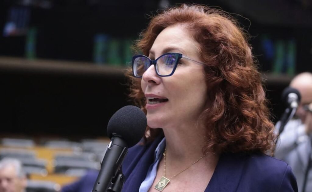 Revelado: a Suprema Corte da Itália barrou, de forma definitiva, a extradição de Carla Zambelli no caso da invasão de sistemas do CNJ, apontando falta de imparcialidade no julgamento feito pelo STF. E foi direta: Alexandre de Moraes atuou como vítima, relator, juiz e ainda autor do pedido de extradição. Tudo ao mesmo tempo. Isso é normal em uma democracia? Não. Para a Justiça italiana, isso é uma falha grave que viola o direito de defesa e destrói a neutralidade mínima que um julgamento precisa ter. Itália freia STF Enquanto no Brasil a esquerda e parte da imprensa repetem que “está tudo dentro da normalidade institucional”, um tribunal estrangeiro olha para o mesmo processo e enxerga exatamente o que milhões de brasileiros vêm denunciando há anos: concentração de poder, falta de limites e um sistema que muda a regra conforme o alvo é de direita. Por que a Itália viu parcialidade? Porque o próprio ministro que se disse vítima conduziu o processo, relatou, julgou e ainda pediu a extradição. A Corte de Cassação deixou claro que isso compromete qualquer aparência de justiça. Moraes pode tudo agora? Não. A mensagem da Itália é que nem fora do Brasil essa postura passa sem questionamento. Lá, isso acende alerta de abuso de poder. Moraes sob suspeita O tribunal italiano não comprou a tese de que está tudo perfeito no processo do CNJ. Ao contrário: reconheceu que houve violação do direito de defesa de Carla Zambelli. Isso atinge diretamente a narrativa de que o STF age sempre com equilíbrio e técnica, sem perseguição política. Isso confirma perseguição política? A Itália não usou esse termo no caso do CNJ, mas o reconhecimento de parcialidade alimenta a suspeita de que opositores de direita não recebem o mesmo tratamento que aliados da esquerda. Perseguição ou justiça No outro processo, o da perseguição armada em São Paulo, a Corte italiana não aceitou a tese de perseguição política e manteve o caso aberto. Mas mesmo aí colocou freio: suspendeu a extradição até o Brasil provar, com detalhes, que o sistema prisional – em especial a penitenciária Colmeia – tem condições reais de cuidar da saúde de Zambelli. O sistema prisional é confiável? A própria decisão italiana mostra desconfiança. As promessas do governo brasileiro foram consideradas vagas demais para garantir tratamento médico adequado. Sistema em xeque Ou seja: enquanto o discurso oficial tenta vender ao mundo que o Brasil é exemplo de instituições sólidas, a Justiça de outro país está perguntando, na prática, se o STF é imparcial e se o sistema prisional brasileiro respeita direitos básicos. Por que a Colmeia foi questionada? Porque uma perícia médica na Itália apontou quadro clínico complexo de Zambelli, exigindo acompanhamento constante e controle rigoroso de medicamentos. A corte quer saber se a Colmeia realmente oferece isso – e não apenas no papel. Narrativa desmoronando rápido A decisão italiana abre um precedente pesado: se um tribunal estrangeiro já reconheceu parcialidade em um caso, como confiar cegamente em qualquer “garantia” oferecida pelas mesmas autoridades brasileiras daqui para frente? Especialistas já admitem que a defesa de Zambelli pode usar esse precedente para questionar outros processos. Isso afeta só Zambelli agora? Não. Afeta a imagem do STF, do sistema de Justiça e do próprio Brasil em qualquer caso envolvendo extradição, direitos humanos e imparcialidade de julgamento. Brasil passando vergonha Enquanto isso, a esquerda tenta fingir que nada aconteceu. Mas a realidade é dura: um tribunal europeu colocou no papel aquilo que muitos brasileiros comentam nas redes todos os dias – que há um cerco seletivo contra a direita, blindagem para aliados e um STF que acumula funções demais. O STF vai mudar alguma coisa? Até agora, não há sinal de autocrítica. Mas a pressão internacional tende a crescer, principalmente se novas decisões estrangeiras começarem a repetir o diagnóstico de parcialidade. Quem sai fortalecido com isso? Zambelli ganha fôlego jurídico, a direita ganha argumento político e o STF perde credibilidade, dentro e fora do país. O jogo virou de vez? Ainda não. O caso da arma segue em análise na Corte de Apelação de Roma, e mesmo uma decisão favorável ao Brasil pode ser recorrida. Mas uma coisa já mudou: a narrativa de que “tudo é teoria da conspiração bolsonarista” não se sustenta mais quando uma Suprema Corte estrangeira escreve, em decisão oficial, que faltou imparcialidade no julgamento do STF. Até quando isso vai continuar? Enquanto não houver limites claros ao poder de ministros, transparência real e tratamento igual para direita e esquerda, o Brasil vai seguir colecionando decisões constrangedoras lá fora – e a população aqui dentro vai continuar cansada de ver a Justiça sendo usada como arma política.