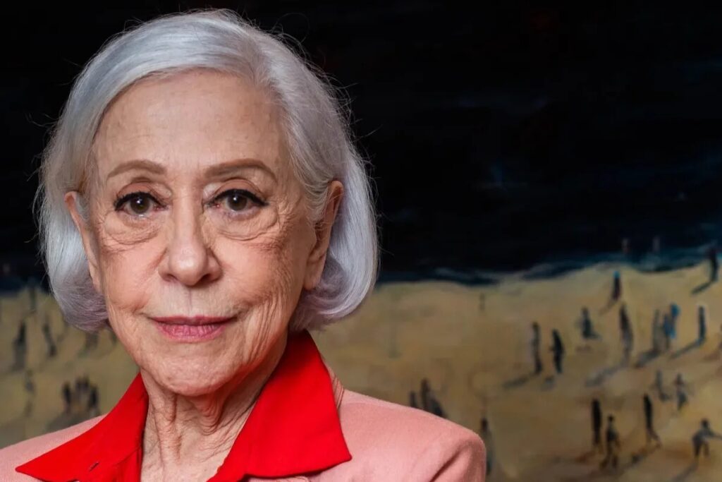 Aos 96 anos, Fernanda Montenegro precisou cancelar sua participação na Festa Literária Internacional de Niterói por causa de um quadro de conjuntivite aguda, que a impede de realizar as leituras programadas. Ela encerraria o evento com uma apresentação gratuita, lendo Simone de Beauvoir, diante de um público que já aguardava esse momento como o ponto alto da programação. O anúncio foi feito pela Prefeitura de Niterói e pela organização da Flin, que agora corre para encontrar um substituto para o encerramento. Mas, para milhões de brasileiros, fica a sensação de vazio: não existe substituto para Fernanda Montenegro. O que exatamente aconteceu agora? A atriz apresentou um quadro de conjuntivite aguda, segundo sua equipe, e por orientação médica não poderá realizar as leituras previstas na data marcada. Por que isso preocupa tanta gente? Porque Fernanda Montenegro é um dos maiores símbolos vivos das artes no Brasil, e qualquer problema de saúde, ainda mais nessa idade, acende um alerta emocional em quem cresceu vendo seu trabalho. Ela vai voltar aos palcos ainda? A expectativa é que sim, mas tudo depende da recuperação completa desse quadro de conjuntivite e da avaliação médica, já que a prioridade absoluta agora é a saúde dela. O evento vai continuar normalmente assim? A programação da Flin segue, mas o encerramento, que seria com Fernanda, será alterado. A organização prometeu anunciar em breve uma nova atração para ocupar o horário que seria dela. O público será avisado de mudanças? Sim, a própria organização da Festa Literária e a Prefeitura de Niterói já começaram a divulgar o cancelamento e devem informar oficialmente qualquer alteração de horário, atração ou formato do encerramento. Em um país cansado de tanta confusão política, escândalos e inversão de valores, ver uma artista dessa grandeza afastada por motivo de saúde mexe com o emocional de todo mundo. Fica o desejo de recuperação rápida e a certeza de que, quando voltar, o Brasil inteiro vai querer aplaudir em pé.