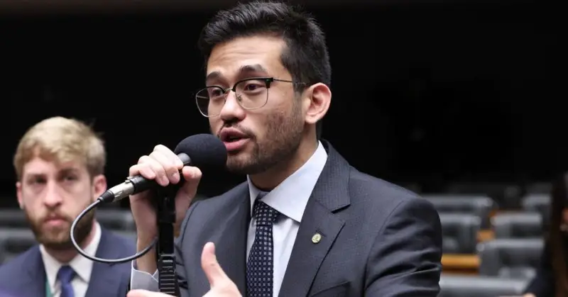 Há anos o brasileiro assiste, de camarote forçado, políticos e autoridades multiplicando patrimônio enquanto o povo aperta o cinto. Sempre a mesma história: discurso de “defesa da democracia”, “luta contra a corrupção”, mas na hora de abrir a carteira, todo mundo some atrás de sigilo, STF e burocracia. Agora surge um movimento que mexe exatamente onde a velha política mais teme: no bolso. O deputado Kim Kataguiri apresentou o projeto de lei 4.922/2026 para obrigar presidente, ministros, parlamentares, juízes, membros do Ministério Público e chefes de autarquias a atualizarem e divulgarem, todo ano, seu patrimônio e movimentações relevantes. Por que isso assusta tanto poderosos? Porque, pelo texto, não é só uma declaração genérica. Teriam de informar imóveis, veículos, participações em empresas, investimentos, ativos digitais, aplicações financeiras e bens no exterior, com atualização na posse, anualmente, na saída do cargo, renúncia ou exoneração. Quem teme mostrar o próprio patrimônio? Quem enriqueceu no cargo sem conseguir explicar. Outro ponto que incomoda o sistema é a comunicação obrigatória de “Movimentação Patrimonial ou Rendimento Relevante” acima de 25 mil reais, somando operações em 30 dias. O agente público teria 15 dias para informar. Ou seja, nada de crescer patrimônio em silêncio e depois dizer que “sempre foi assim”. Isso atinge também o Judiciário? Sim, magistrados e membros do Ministério Público entram na regra. Há proteção para casos de risco real à segurança, mas mesmo assim a existência, natureza e valor do bem não podem ser escondidos. E se aparecer indício de ilícito, a informação pode ir para órgãos de ética, corregedorias, tribunais e até Ministério Público. O que acontece se descumprirem a lei? O projeto prevê até perda de mandato, demissão, exoneração e inabilitação por até cinco anos. Enquanto a esquerda vive falando em “transparência” e “controle social”, veremos agora quem vai correr para barrar uma proposta que permite ao cidadão acompanhar, ano a ano, como vivem aqueles que mandam no país. Quando o dinheiro começa a ser rastreado, muita narrativa bonita costuma desmoronar.