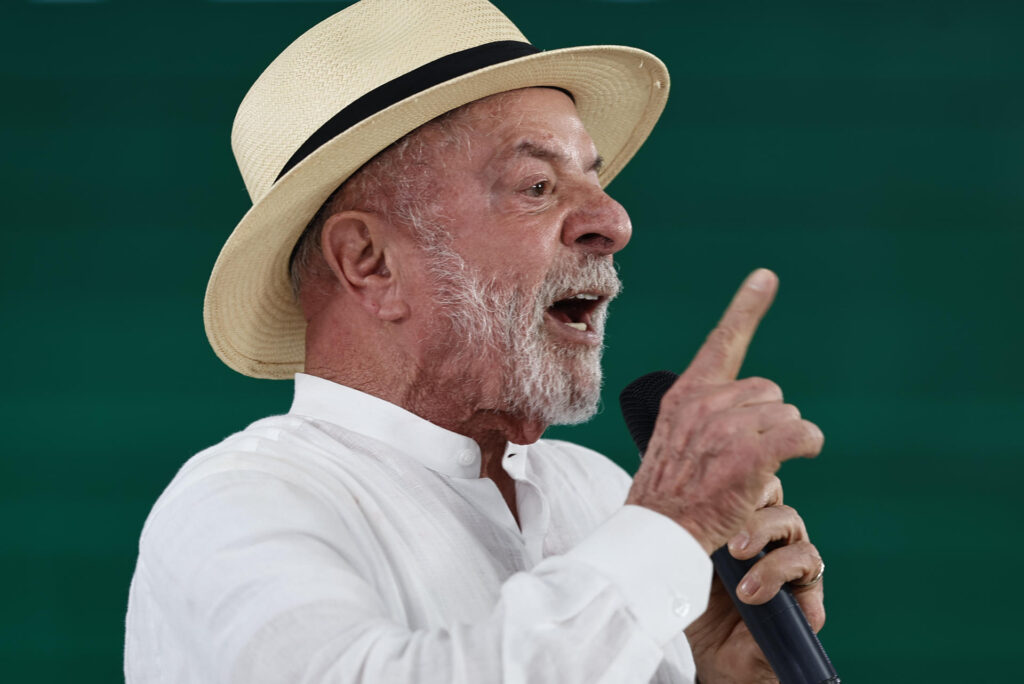 O PT lançou o novo plano de governo de Lula falando em combater o tal “servilismo” a interesses estrangeiros, justamente o partido que passou anos abraçado a ditaduras amigas e ao globalismo progressista. O documento tenta vender a imagem de um Brasil soberano e independente, enquanto na prática reforça controle interno, mais Estado e mais poder na mão de quem já persegue conservadores. Logo de cara, o plano usa a crise com os Estados Unidos e o tarifaço de Donald Trump como desculpa para atacar o “alinhamento automático” a grandes potências. Mas o texto não fala uma palavra sobre a velha proximidade do PT com regimes como Cuba, Venezuela e outros aliados ideológicos. Onde estava essa “coragem patriótica” quando Lula defendia abertamente esses governos? Por trás do discurso bonito de “rejeitar servilismo”, o PT tenta se colocar como defensor da soberania nacional, enquanto dentro de casa aperta o cerco contra quem pensa diferente, especialmente a direita, os conservadores e os defensores de liberdades individuais. Soberania ou narrativa ideológica? Quem o PT realmente enfrenta aqui? O alvo principal é a narrativa de alinhamento com os Estados Unidos, usada para reforçar o discurso antiamericano típico da esquerda e justificar uma política externa mais alinhada a seus parceiros ideológicos. Se o PT rejeita servilismo externo, por quê? Porque precisa reconstruir a imagem de Lula como líder “independente”, tentando apagar o histórico de alianças com regimes autoritários e o desgaste interno com escândalos e crises econômicas. Por que atacar o alinhamento automático agora? Porque é conveniente politicamente usar o tarifaço de Trump como vilão, desviando o foco da responsabilidade interna do governo na fragilidade econômica do Brasil. O plano fala em “neoindustrialização” e “transição ecológica” para reduzir a vulnerabilidade a choques externos. Na prática, são termos que a esquerda adora usar para justificar mais intervenção estatal, mais burocracia e mais poder concentrado em Brasília. Internet e dados na mira do governo O que significa soberania digital aqui? Significa colocar o ambiente digital brasileiro cada vez mais sob controle de instituições nacionais, o que na prática abre espaço para mais regulação, vigilância e possíveis restrições a conteúdos considerados “incômodos” ao governo. Soberania digital protege ou controla cidadãos? Na teoria, o plano fala em proteger dados sensíveis e reduzir dependência externa. Na prática, o risco é usar essa bandeira para justificar leis e estruturas que facilitem censura e perseguição a vozes conservadoras nas redes. Quem ganha com essa soberania digital? Ganha o Estado, que passa a ter mais instrumentos para vigiar, regular e punir, enquanto o cidadão comum fica cada vez mais dependente de regras definidas por quem está no poder. Por que a esquerda quer controlar o digital? Porque sabe que perdeu o monopólio da narrativa na internet e enxerga nas redes sociais o principal espaço de resistência conservadora e crítica ao governo. Forças Armadas e defesa nacional O plano fala em fortalecer a Base Industrial e Tecnológica de Defesa, dizendo que não existe projeção soberana sem capacidade de defesa. Ao mesmo tempo, o próprio ministro da Defesa, José Múcio, brinca dizendo que, se os Estados Unidos invadissem o Brasil, ele “abria o portão” porque não temos equipamento nem dinheiro para consertar o portão. Essa fala não é só uma piada infeliz. Ela expõe o contraste entre o discurso grandioso do plano e a realidade de um governo que, na prática, trata as Forças Armadas com descaso e desconfiança, especialmente depois de 8 de janeiro. A fala de Múcio foi apenas brincadeira? Foi apresentada como piada, mas revela a visão de fraqueza e submissão que o próprio governo transmite sobre a defesa nacional. Como isso afeta a imagem das Forças? Passa ao mundo a mensagem de que o Brasil não leva a sério sua própria defesa, enquanto o PT tenta posar de defensor da soberania no papel. Controle de armas e segurança pública Na área de segurança, o plano reafirma o compromisso de Lula com o controle rigoroso de armas e munições, mantendo a revogação dos decretos que ampliavam o acesso de cidadãos de bem a armamentos. O alvo são novamente os CACs, empresas de segurança e qualquer estrutura que permita ao cidadão ter meios de defesa. Por que o PT insiste em desarmar? Porque segue a velha cartilha de que o Estado deve ser o único armado, enquanto o cidadão fica dependente de uma segurança pública que não consegue proteger ninguém. Quem é o verdadeiro alvo do controle? Na prática, o foco recai sobre o cidadão cumpridor da lei, os colecionadores, atiradores e caçadores, e não sobre o crime organizado que domina territórios inteiros. O plano promete recriar o Ministério da Segurança Pública, expandir o uso de câmeras corporais e valorizar profissionais de segurança. Mas evita admitir que políticas de desarmamento e frouxidão com criminosos alimentam a sensação de impunidade. Economia, arcabouço fiscal e promessas repetidas Lula promete manter o novo arcabouço fiscal, fala em responsabilidade, controle de gastos e equilíbrio das contas públicas até 2026. É o mesmo discurso de “responsabilidade” que já ouvimos antes, enquanto a máquina pública cresce, a carga tributária aperta e o setor produtivo sofre. Esse plano fiscal é realmente novo? Não. É uma repaginação de promessas antigas de responsabilidade, usadas para acalmar o mercado enquanto o governo segue aumentando o peso do Estado. Quem paga a conta desse projeto? Quem produz, empreende e trabalha, enfrentando juros altos, impostos pesados e um ambiente de negócios sufocado por burocracia e instabilidade política. No fim, o plano de governo do PT tenta vender Lula como defensor da soberania, da independência e da responsabilidade fiscal. Mas o histórico do partido, a proximidade com regimes autoritários, o ataque constante às liberdades individuais e o foco em controlar armas e internet mostram outra coisa. Até quando o Brasil vai aceitar esse discurso bonito no papel e autoritário na prática? A resposta está nas urnas, mas também na capacidade do cidadão de enxergar além das palavras e lembrar do que já foi feito em nome das mesmas promessas.