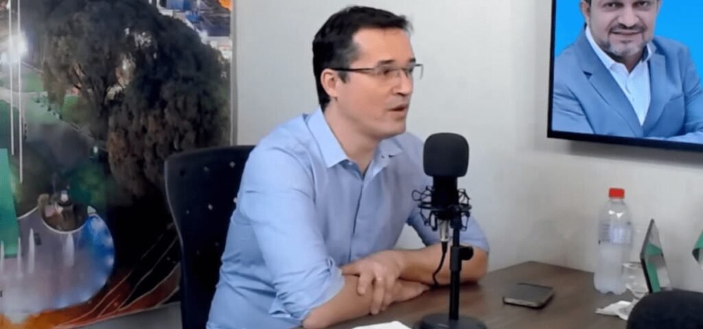 Deltan Dallagnol virou alvo direto do PT do Paraná, que entrou na Justiça Eleitoral para tentar impedir sua candidatura ao Senado em 2026. O partido e a Federação Brasil da Esperança protocolaram pedido de impugnação no TRE-PR, alegando que o ex-procurador continua inelegível por decisões já tomadas pelo TSE e confirmadas pelo STF. O que exatamente o PT quer? Que o Tribunal Regional Eleitoral do Paraná indefira a declaração de elegibilidade de Deltan Dallagnol e, na sequência, negue o registro de sua candidatura ao Senado. Na prática, o PT tenta manter viva a cassação do mandato de deputado federal de Deltan em 2023, quando o TSE declarou sua inelegibilidade por causa da forma como ele deixou o Ministério Público Federal. Segundo o pedido, não há “fato novo” que justifique mudar o entendimento já consolidado pelos tribunais superiores. Mas Deltan Dallagnol está hoje inelegível por alguma nova condenação? Não. O próprio pedido do PT se apoia nas decisões antigas do TSE e do STF, e não aponta nova punição ou nova decisão que tenha surgido depois. As siglas ainda afirmam que decisões posteriores do Conselho Nacional do Ministério Público, citadas por Deltan em sua defesa, não alteram os fundamentos usados pelos tribunais para cassar seu mandato. Ou seja: o PT quer que o TRE-PR simplesmente repita o que já foi decidido lá em cima, sem reabrir a discussão. Por que o PT insiste tanto em tirar Deltan do jogo? A resposta veio na nota oficial da equipe do ex-procurador: para eles, é o partido investigado pela Lava Jato tentando tirar da urna o coordenador da operação. A acusação é clara, ainda que política: não conseguiriam derrotá-lo no voto, então tentam tirá-lo antes do voto. Há contradição nesse movimento? Há, e grande. A mesma esquerda que vive falando em “respeitar a vontade popular” defende que quase 345 mil votos dados a Deltan em 2022 continuem anulados, e agora tenta impedir que o eleitor paranaense tenha sequer a opção de votar nele para o Senado. A defesa de Deltan Dallagnol reforça que sua situação jurídica está regular. Lembra que ele antecipou o pedido de registro de candidatura em julho, apresentou todos os documentos e pareceres de juristas e sustenta: ele está elegível. Destaca ainda que, quando deixou o Ministério Público, não tinha processo administrativo disciplinar pendente, não foi demitido, não perdeu o cargo e nenhum procedimento resultou em punição. Se não havia punição, por que o TSE cassou o mandato de Deltan em 2023? Porque o tribunal considerou uma suposição sobre o futuro: de que ele teria saído do MP para escapar de eventuais processos disciplinares. A própria nota da defesa cutuca: “O futuro chegou e não confirmou nada”. Por que essa rigidez toda contra um ex-procurador da Lava Jato não aparece com a mesma força quando o alvo é político de esquerda? Essa é a pergunta que muita gente faz, mas a resposta, olhando o histórico recente, é incômoda: há uma sensação crescente de seletividade, de que a mão da Justiça pesa mais para um lado do que para outro. Enquanto isso, o PT tenta transformar a disputa eleitoral no Paraná em batalha jurídica. Em vez de enfrentar Deltan Dallagnol no debate e na urna, aposta no tapetão do TRE-PR, amparado em decisões do TSE e do STF que já foram duramente criticadas por parte da opinião pública conservadora. O que acontece agora? O pedido de impugnação será analisado pelo Tribunal Regional Eleitoral do Paraná, que vai decidir se Deltan Dallagnol poderá ou não ser candidato ao Senado em 2026. Até lá, a guerra política, jurídica e narrativa só tende a esquentar – e o eleitor paranaense corre o risco de, mais uma vez, ver sua escolha ser definida nos gabinetes, e não nas urnas.