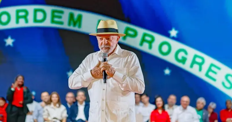 Quem acompanha a política brasileira já percebeu que nada no PT é por acaso. Cada passo é calculado para manter o Estado inchado, o cidadão dependente e a máquina partidária sempre no comando. Agora, em plena crise de confiança, com economia patinando e insegurança aumentando, o partido decide oficializar no TSE o roteiro do que pretende fazer se Lula for reeleito. Muita gente se pergunta: quem paga essa conta toda? A resposta está nas entrelinhas: quem produz, empreende, gera emprego e tenta sobreviver à carga tributária e à burocracia. O plano fala em mais participação do Estado, mais programas, mais estruturas, mais ministérios, mais controle sobre relações de trabalho e até sobre o que acontece dentro das empresas e plataformas digitais. Outra dúvida surge imediatamente: mais Estado significa menos liberdade econômica? Na prática, sim. O documento insiste em ampliar intervenção na economia, criar novas regras para trabalhadores de aplicativos, mexer em jornada de trabalho, reforçar sindicatos e manter a máquina pública como protagonista. Tudo isso num país que já sofre com baixa produtividade, excesso de normas e insegurança jurídica. E a segurança pública, vai melhorar mesmo? O texto fala em criar Ministério da Segurança Pública, ampliar controle de armas e fortalecer fiscalização federal. Mas, como sempre, o foco é restringir o cidadão de bem, enquanto o crime organizado continua se aproveitando da fragilidade do Estado. A velha cartilha da esquerda: desarmar o povo, inflar a burocracia e apostar que mais Brasília resolve o que os Estados não conseguem. No fim, o que o PT registrou no TSE não é só um plano de governo. É um projeto de poder de longo prazo, com mais participação social controlada, mais influência sobre orçamento, mais presença do Estado em tudo. O fato novo é claro: o partido oficializou, por escrito, que quer aprofundar exatamente o modelo que já está sufocando quem trabalha e produz no Brasil.