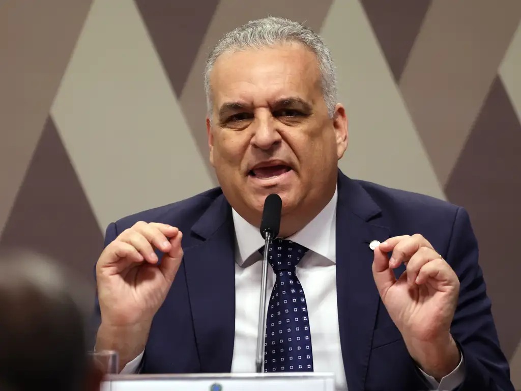 Flávio Bolsonaro acabou de bater o martelo e escolheu Alfredo Gaspar, deputado federal do PL de Alagoas, como seu candidato a vice-presidente. Nada de acordo com cacique de partido, nada de nome “palatável” para a esquerda: veio um ex-promotor linha-dura, especialista em segurança pública e relator da CPMI que expôs fraudes bilionárias no INSS do governo Lula. É exatamente isso que o sistema não queria ver na chapa de oposição. Aconteceu agora: enquanto a campanha de Flávio tentava costurar apoio com PP, União Brasil e Republicanos para ganhar tempo de TV, as portas se fecharam. A velha política preferiu ficar confortável perto do poder de Lula. Resultado? A solução foi “caseira” – e muito mais incômoda para o Planalto do que qualquer vice decorativo indicado por partido fisiológico. Quem é Alfredo Gaspar? Ex-promotor por mais de duas décadas, ex-secretário de Segurança Pública de Alagoas, conhecido por enfrentar crime organizado e corrupção. Foi coordenador de grupos de combate a organizações criminosas e ganhou fama de linha-dura. Ou seja: Lula, PT e sindicatos que mamam no INSS sabem exatamente o tipo de gente que está entrando na disputa. E tem mais: Gaspar foi relator da CPMI do INSS, aquela que escancarou cobranças não autorizadas em contracheques de aposentados e pensionistas, além de irregularidades em empréstimos consignados. O relatório dele pedia o indiciamento de mais de 200 pessoas. Quem barrou tudo? A base do governo Lula, que trabalhou para enterrar o parecer e proteger aliados. A CPMI terminou sem relatório final, num show de blindagem política. Agora esse mesmo relator entra como vice na principal chapa de oposição ao PT. Coincidência? Difícil acreditar. Por que escolheram um linha-dura agora? Porque a campanha quer confrontar diretamente o discurso de Lula de “pai dos pobres” mostrando o outro lado: aposentados e pensionistas explorados por esquemas tolerados pelo governo. Por que a esquerda temeria esse vice? Porque ele conhece por dentro as fraudes do INSS, os sindicatos envolvidos e a máquina que se beneficia do caos na Previdência. Por que os partidos do centrão recuaram agora? Porque apoiar abertamente a chapa que enfrenta Lula e o sistema de privilégios cobra um preço alto em emendas, cargos e blindagem em Brasília. Por que o relatório da CPMI foi enterrado? Porque atingia muita gente ligada a sindicatos, associações e estruturas que orbitam o lulismo e vivem de sugar o dinheiro de aposentados. Por que Gaspar rompeu com a família Calheiros? Porque não aceitou se submeter ao jogo dos caciques locais, o mesmo tipo de política que hoje se abraça com o governo federal. Por que isso muda o jogo eleitoral? Porque a chapa de oposição ganha um vice com história concreta de combate ao crime e à corrupção, não apenas discurso vazio. Por que Lula não queria esse tipo de adversário? Porque é mais fácil enfrentar políticos tradicionais do que alguém que já mexeu em esquemas bilionários ligados ao INSS. Por que sindicatos estão em alerta máximo? Porque a CPMI mostrou que muitas entidades usavam aposentados como caixa automático, e o relator dessa investigação agora está em posição de poder nacional. Por que o sistema prefere vices decorativos? Porque vice que entende de investigação, segurança e corrupção não é facilmente controlado por acordões de bastidor. Por que isso incomoda o STF e a velha política? Porque uma vitória dessa chapa fortalece o discurso de endurecimento contra o crime, revisão de privilégios e enfrentamento de estruturas que hoje são tratadas com luvas de pelica. Escolher Alfredo Gaspar também é um recado claro: em vez de buscar “apaziguar” com a esquerda e com o centrão, a oposição decidiu dobrar a aposta na pauta de segurança, combate ao crime organizado e enfrentamento da corrupção. Enquanto o PT posa de defensor dos pobres, o vice de Flávio é justamente o homem que investigou quem lucrava em cima dos mais vulneráveis. O contraste é direto: de um lado, um governo que ajudou a enterrar uma CPMI que poderia responsabilizar mais de 200 envolvidos em fraudes no INSS. Do outro, o relator dessa mesma CPMI agora na linha de frente da disputa presidencial. O sistema queria um vice fraco, previsível, fácil de enquadrar. Ganhou um ex-promotor que já enfrentou organizações criminosas, rompeu com caciques como os Calheiros e não deve nada ao lulismo. Se a esquerda já reclamava de “radicalização”, imagine agora com um vice que conhece os dossiês, os esquemas e os bastidores da máquina. Enquanto a imprensa finge surpresa com a “solução caseira”, muita gente à direita enxerga outra coisa: um movimento de ruptura com a chantagem do tempo de TV e dos acordos com partidos que vivem em cima do muro. Em vez de mais do mesmo, veio alguém com histórico de combate – justamente na área em que o Brasil mais sangra: segurança e corrupção. A pergunta que fica é simples: quem tem mais medo dessa chapa – o crime organizado, os sindicatos que mamam no INSS ou os políticos que enterraram a CPMI?