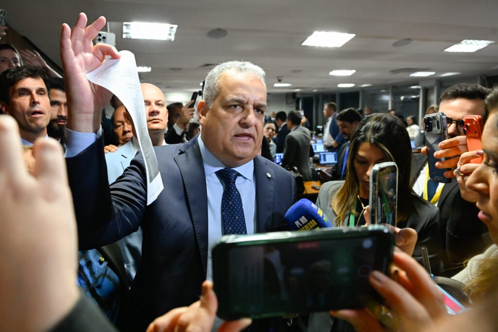 Flávio Bolsonaro ignorou apostas, ignorou pressão por alianças e cravou um nome que atinge direto o coração do lulismo: Alfredo Gaspar, o relator da CPMI do INSS que pediu o indiciamento de Lulinha, será seu vice na disputa pelo Planalto. Ex-promotor, ex-chefe do Ministério Público de Alagoas e hoje deputado federal pelo PL, Gaspar ganhou projeção nacional justamente quando mexeu num vespeiro que a esquerda sempre tentou blindar: suspeitas envolvendo benefícios do INSS e o filho de Lula. Foi ele quem, no relatório final, pediu a prisão de Fábio Luís Lula da Silva, o Lulinha, por entender que “tinha culpa no cartório” – relatório que a base governista tratou de enterrar na comissão. Quem é esse vice escolhido? É Alfredo Gaspar, deputado federal, ex-promotor e ex-procurador-geral de Justiça de Alagoas, hoje no PL. Por que o nome dele surpreendeu? Porque o PL negociava mulheres e outros partidos, mas acabou em chapa puro-sangue. Por que a esquerda teme esse histórico? Porque Gaspar simboliza combate à corrupção e confrontou diretamente o entorno de Lula. O que ele fez na CPMI do INSS? Relatou a comissão, pediu mais de 200 indiciamentos, incluindo o de Lulinha. Por que o relatório foi derrubado? Porque a maioria governista rejeitou o parecer e barrou a prorrogação dos trabalhos. Flávio não escondeu o recado político. Ao anunciar o vice, exaltou a coragem, a atuação em segurança pública e, principalmente, o fato de Gaspar ter enfrentado o sistema e pedido a prisão do filho do presidente. Ou seja: a chapa entra em campo assumindo o confronto direto com o lulismo e com a narrativa de “perseguição” que o PT repete há anos. Qual o peso da origem nordestina dele? Ela quebra o monopólio narrativo da esquerda sobre o Nordeste e fortalece o PL na região. Gaspar é alinhado com quais pautas? Segurança pública, legislação penal mais dura e combate à corrupção, bandeiras caras à direita. Como foi a trajetória antes da política? Foram 24 anos no Ministério Público, enfrentando crime organizado e chefiando a instituição em Alagoas. Ele já disputou outras eleições antes? Sim, concorreu à prefeitura de Maceió, foi secretário de Segurança e hoje é deputado federal. Na Câmara, Gaspar se define “de direita, com muito orgulho” e atua na CCJ, além de propor leis ligadas à segurança, como o Dia Nacional do Policial Penal. Sua ida para o PL e o comando da sigla em Alagoas mostram que não é um nome decorativo: é um quadro político em ascensão, com discurso firme contra o crime e contra a corrupção. Há controvérsias envolvendo o nome dele? Sim. Parlamentares de esquerda levaram à PF uma acusação de estupro de vulnerável envolvendo uma adolescente, citando Gaspar. Ele nega com veemência, afirma que o caso diz respeito a um primo e já anunciou medidas contra Lindbergh Farias e Soraya Thronicke, incluindo representação no Conselho de Ética e queixa à PF. Ou seja, mais um capítulo da guerra política em torno de quem ousa enfrentar o governo e seu entorno. Essa acusação muda o jogo agora? Até aqui, não. A investigação foi pedida, Gaspar nega, e não há condenação contra ele. Por que isso incomoda tanto o governo? Porque a chapa de Flávio ganha um vice com currículo de combate à corrupção ligado diretamente a investigações que respingam em Lulinha e no governo Lula. Enquanto a esquerda fala em “democracia” e “instituições”, mas trabalha para enterrar CPIs e blindar aliados, o PL aposta num ex-promotor que fez justamente o contrário: expôs esquemas, pediu indiciamentos e enfrentou a máquina. A escolha de Gaspar como vice é um recado claro: a campanha vai bater forte em segurança pública, privilégios e suspeitas envolvendo o entorno do presidente. No fim, o que parecia mais uma composição burocrática virou um movimento político pesado: o algoz de Lulinha na CPMI agora está na linha de frente da chapa que desafia o projeto de poder do PT.