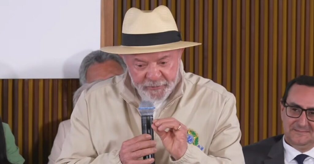 Enquanto o brasileiro luta para pagar contas, enfrentar desemprego, violência e inflação, o chefe do Executivo parece viver em outro planeta. Em vez de falar de trabalho duro, responsabilidade e sacrifício, o discurso vira palco de autoelogio, piada com a própria idade e declaração de amor em evento oficial. Tudo isso dentro de um instituto de pesquisa que deveria simbolizar seriedade, foco e compromisso com o futuro do país. Por que transformar solenidade técnica em show pessoal? Porque esse é o estilo que a esquerda escolheu: muita encenação, pouca entrega real. O mesmo governo que fala em ciência e modernidade é o que flerta com censura nas redes, tenta calar quem discorda e vive blindado por narrativas de militância. Quem paga essa conta política? Quem paga é o cidadão comum, que não tem tempo para romance em palanque, mas sente no bolso cada decisão errada. Enquanto isso, a primeira-dama é tratada como “cara do governo”, com fama de gastar muito e defender bloqueios de plataformas, e o presidente transforma tudo em cena de novela. Isso combina com a realidade do país? Não combina. O contraste entre o tom leve do discurso e a gravidade do momento nacional só aumenta a sensação de deboche. Fala-se em viver até 120 anos, mas não se fala em como deixar um país minimamente organizado para as próximas gerações. Onde fica o respeito ao cargo? Fica em segundo plano. A liturgia da função é trocada por declarações pessoais, como se o Brasil fosse figurante na história de um casal poderoso. O palco é público, o clima é de festa, e os problemas ficam do lado de fora. O que isso revela de prioridade? Revela um governo mais preocupado com imagem, narrativa e romance oficial do que com responsabilidade, autocrítica e resultados. No meio da celebração dos 65 anos do INPE, o momento que deveria ser de foco na ciência e no futuro virou vitrine de vaidade e intimidade presidencial, deixando claro onde está o centro das atenções: não é no Brasil, é neles mesmos.