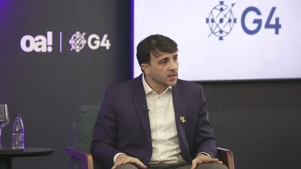 Renan Santos, candidato à Presidência pela Missão, decidiu iniciar sua campanha exatamente onde aprendeu a debater política: o parlatório em frente à Faculdade de Direito do Largo São Francisco, na USP, no dia 16 de agosto. E é justamente aí que a esquerda resolveu se organizar para tentar barrar o ato, transformar o berço histórico da democracia em território exclusivo de um lado só. Segundo o próprio Renan, grupos de esquerda dentro da SanFran estão articulando um contra-ato para impedir que ele use o mesmo espaço que já serviu de palco para discursos em defesa da liberdade. Agora, quando um candidato que não reza pela cartilha progressista quer falar, o lugar vira motivo de ódio e tentativa de censura. Por que tanto medo de Renan? A esquerda teme perder monopólio. Renan acusa essa militância de querer proibir cidadãos de falar, candidatos de se expor e ideias de existir. Ele aponta que não é força, mas fraqueza: quem confia nas próprias ideias não tenta calar o outro, enfrenta no debate aberto. O que se vê é o contrário do discurso bonito de “pluralidade” que a esquerda vende há décadas. Democracia vale para todos mesmo? Na prática, só para esquerda. O candidato lembra que estudou na própria faculdade e que o parlatório sempre foi símbolo de lutas democráticas. Agora, a mensagem que sai da USP é outra: se você não se submete às ideias dominantes, não tem direito à palavra. A velha academia, nas palavras de Renan, virou um lugar estéril, tomado por gente sem talento e professores cansados, distante do que já representou para o país. O que a USP está ensinando hoje? Que só um lado pode falar. Enquanto isso, o mesmo sistema que tolera e até aplaude invasões, depredações e atos de grupos de esquerda em universidades, se incomoda com um comício pacífico de um candidato que se apresenta como gestor, liberal e crítico do aparelhamento ideológico. Dois pesos, duas medidas, a velha seletividade que o brasileiro já conhece. Por que a esquerda teme o parlatório? Porque não controla o microfone. Renan destaca que sua campanha começa com milhares de apoiadores no centro de São Paulo, na cidade onde nasceu e no terreno em que aprendeu a fazer democracia. A reação da militância é sintomática: em vez de disputar voto com argumento, tenta interditar o espaço físico e simbólico do adversário. Isso é defesa da democracia? É tentativa clara de censura. O histórico da esquerda em universidades brasileiras é conhecido: hegemonia em centros acadêmicos, perseguição velada a vozes conservadoras, professores militantes transformando sala de aula em palanque. Quando alguém de fora desse círculo tenta ocupar o mesmo espaço, a máscara cai e a tal “tolerância” desaparece. Por que só um lado manda ali? Porque aparelharam a estrutura toda. Renan, que declarou patrimônio de 795,08 mil reais à Justiça Eleitoral, faz questão de ressaltar sua trajetória no setor privado, administrando empresas, pagando folha de pagamento, lidando com sindicatos e cobranças abusivas. Ele se vende como alguém que conhece a realidade de quem produz, bem diferente da bolha universitária que vive de teoria e verba pública. O que incomoda na biografia dele? Experiência real fora da bolha. Na sabatina de O Antagonista e G4, Renan contou que já recuperou quase uma dezena de empresas, enfrentou sindicatos que tentaram extorquir e agiotas ligados a factoring. Para ele, o próximo presidente terá de lidar com um Brasil quebrado, parecido com essas empresas em crise, exigindo coragem, responsabilidade e decisões duras. Por que isso assusta a esquerda? Porque ameaça o modelo estatista. Enquanto muitos candidatos tratam a eleição como entrevista de emprego, Renan fala em horizonte para o país, não em lucro pessoal. Ele se define como líder gestor qualificado, que faz muito mais com muito menos, inclusive na atividade política, que ele lembra ser um ente privado. Esse discurso de eficiência e meritocracia contrasta com a velha política de cargos, emendas e aparelhamento. O que está em jogo agora? Liberdade de expressão ou monopólio. A tentativa de barrar o ato na USP expõe uma contradição gritante: quem se diz defensor da democracia está, na prática, tentando decidir quem pode ou não falar em praça pública. O brasileiro conservador olha para isso e se pergunta até quando a esquerda vai tratar universidade como feudo ideológico. Até quando vamos aceitar isso? Até a sociedade reagir de vez. Renan já avisou que não vai recuar. Sua campanha começa no domingo, 16 de agosto, no Largo São Francisco, com ou sem choro da militância. E cada tentativa de censura só reforça a percepção de que a esquerda tem medo do debate aberto e de perder o controle dos espaços que sempre considerou seus por direito divino. Quem tem medo da palavra livre? Quem não confia na própria verdade.