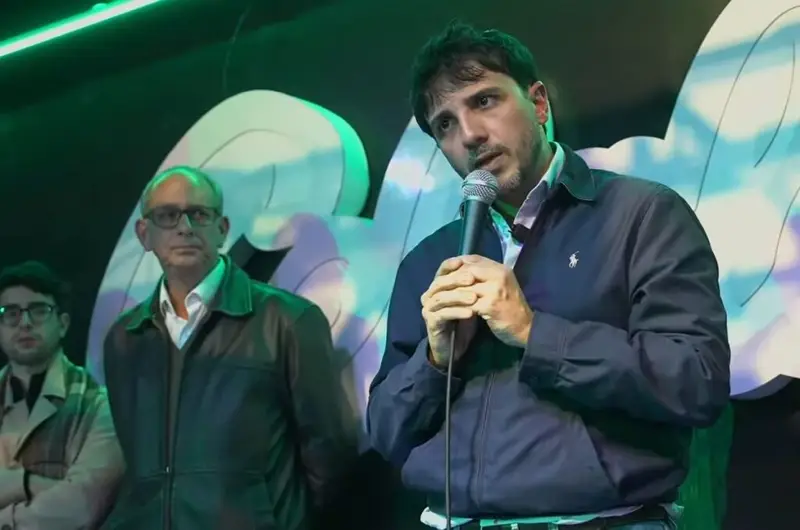 Há anos o MBL e seus líderes posam de fiscais da moral alheia, apontando o dedo para todo mundo, chamando político de corrupto e exigindo transparência total do sistema. Renan Santos virou símbolo desse discurso, sempre muito valente contra a “velha política” e os privilégios do poder. Agora, quando chega a hora de encarar o Tribunal Superior Eleitoral como candidato à Presidência, o jogo muda. O mesmo grupo que vive cobrando clareza dos outros aparece com uma declaração de bens cheia de buracos, descrições vagas e quase nenhum detalhe concreto. Justo na hora em que o eleitor quer saber quem é quem. Por que tantos bens sem detalhes? Os bens de Renan aparecem como créditos genéricos, atividade autônoma e participações empresariais, sem informar banco, empresa, imóvel ou veículo. Ou seja, o valor está lá, mas a origem e a natureza ficam escondidas atrás de rótulos amplos. O que Renan realmente declarou? Ele informou R$ 795 mil em quatro itens, sendo o maior um crédito de R$ 300 mil classificado apenas como “outros créditos e poupança vinculados”, sem dizer de onde vem, qual instituição financeira, nem o tipo de aplicação. Também não há um único imóvel ou carro identificado em seu nome. Por que tanta falta de transparência? Enquanto isso, o vice, Coronel Medina, aparece com R$ 1,6 milhão em bens, com imóveis, carros, pistola, medalha de ouro e até espada de oficial, tudo descrito. O patrimônio dele ainda cresceu 20,4% em relação a 2024, quando disputou pelo PL, mas ao menos está discriminado. Quem cobra tanto não deveria dar exemplo? O contraste é gritante: o discurso de moralidade e combate a privilégios, de um lado, e uma declaração de bens presidencial cheia de generalidades, de outro. O eleitor conservador que sempre foi atacado pelo MBL tem todo direito de perguntar: se na largada já é assim, como será sentado na cadeira do Planalto? Até quando vamos aceitar político que fala grosso contra o sistema, mas na hora de abrir a própria vida financeira para o Brasil prefere o caminho da névoa e das meias informações?