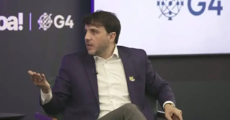 Todo mundo já percebeu o roteiro: primeiro o Estado legaliza, regulamenta, cobra taxas milionárias, enche os cofres com impostos e patrocínios. Depois, quando o sistema começa a incomodar o discurso moralista da esquerda, aparece o salvador prometendo “acabar com tudo” como se não tivesse sido o próprio poder público a abrir a porteira. É exatamente isso que entra em cena agora com Renan Santos, candidato do Missão à Presidência, prometendo proibir as bets no Brasil. O mesmo Estado que autorizou, licenciou e faturou bilhões com as casas de apostas vira, de repente, o grande paladino contra o “mal” que ele mesmo ajudou a espalhar. Quem criou esse mercado bilionário de apostas esportivas? Foi o próprio Estado brasileiro, que legalizou, regulamentou e passou a tributar o setor. Enquanto clubes, transmissões esportivas e veículos de comunicação passaram a depender dos patrocínios das bets, o governo arrecadou pesado com licenças e tributos. Agora, em vez de assumir responsabilidade, a solução mágica apresentada é simplesmente proibir tudo, como se fosse um botão de reset que não destrói empregos, contratos e investimentos. Proibir as bets resolve o vício em jogos? Não. O vício migra para a clandestinidade e o problema continua. A esquerda adora esse tipo de narrativa: posa de defensora dos “vulneráveis”, usa casos dramáticos de dependência para justificar mais controle estatal, mas não toca na raiz do problema, nem na educação financeira, nem na responsabilidade individual, nem na fiscalização séria. E, claro, não devolve os bilhões já arrecadados. Por que não falam da responsabilidade do Estado? Porque admitir isso desmonta o discurso de que são apenas “salvadores do povo”. O que está em jogo não é só ser contra ou a favor das bets. É a velha história de sempre: o governo cria o problema, lucra com ele e depois aparece um candidato prometendo solução radical que pode matar o mercado formal, empurrar tudo para a ilegalidade e ainda posar de herói. Enquanto isso, a conta, como sempre, cai no colo do cidadão comum, dos clubes, dos trabalhadores e das famílias que já estão cansadas dessa hipocrisia.