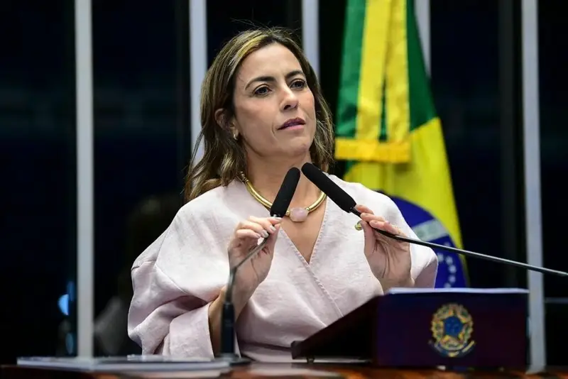 O ministro Gilmar Mendes decidiu que a festa da acusação sem prova acabou. STF mandou Soraya Thronicke e Lindbergh Farias explicarem, ponto a ponto, a denúncia de estupro de vulnerável feita contra o deputado Alfredo Gaspar, vice na chapa de Flávio Bolsonaro. Os dois parlamentares levaram à Polícia Federal uma notícia-crime pesada, envolvendo suposto estupro de uma menina de 13 anos, gravidez e nascimento de um filho. Mas não apresentaram provas. Agora, quem acusou é que está sendo cobrado a mostrar o que tem. Por que o STF entrou agora? Porque a denúncia foi parar na Corte e envolve parlamentares com foro, além de atingir diretamente um candidato a vice na disputa presidencial ao lado de Flávio Bolsonaro. Gilmar deu 15 dias para Soraya e Lindbergh apresentarem elementos que ajudem a identificar autores de mensagens anexadas ao caso e dados sobre ligações telefônicas. Em outras palavras: acabou o tempo da insinuação sem responsabilidade. Quem é o alvo da acusação? O deputado Alfredo Gaspar, do PL de Alagoas, escolhido como vice na chapa de Flávio Bolsonaro à Presidência. O caso explodiu em março, em plena CPI do INSS. No meio de um bate-boca, Lindbergh chamou Gaspar de “estuprador” em público, enquanto era chamado de “corrupto” pelo relator. A cena virou munição política e narrativa pronta para atacar a chapa ligada à direita. Por que chamaram Gaspar de estuprador? Porque usaram a notícia-crime apresentada à PF como base para o ataque verbal durante a CPI. A esquerda, que vive falando em “responsabilidade com a palavra” e “discurso de ódio”, partiu para o rótulo mais grave possível, sem apresentar prova concreta. Agora, com a decisão de Gilmar, a cobrança se inverte: quem espalhou a acusação terá de mostrar o que sabe – ou assumir que jogou gasolina no debate político sem checar nada. Soraya e Lindbergh tinham provas materiais? Segundo a própria representação, não. Alegaram que precisavam preservar mãe e filho. A justificativa de “preservar vítimas” não pode virar salvo-conduto para destruir reputações em rede nacional. Se há crime, que se investigue com seriedade. Se não há prova, usar isso em plenário e em CPI vira arma política, não busca por justiça. O que Gilmar Mendes determinou exatamente? Que os dois apresentem, em 15 dias, dados que ajudem a identificar autores das mensagens anexadas e informações sobre ligações telefônicas ligadas ao caso. Enquanto isso, Alfredo Gaspar fez o que a esquerda costuma cobrar dos outros: se submeteu a um exame de DNA, em 23 de abril, para antecipar a produção de provas e acelerar o esclarecimento das acusações. Por que Gaspar fez exame de DNA? Para tentar comprovar, de forma técnica, que não é o pai da criança citada na denúncia. Esse movimento mostra um contraste gritante: de um lado, um acusado que corre atrás de prova científica; de outro, acusadores que até agora se escondem atrás de “relatos” sem apresentar evidências concretas. Afinal, há prova do estupro alegado? Até o momento, não foram apresentadas provas materiais que sustentem a acusação. O caso também escancara a seletividade do debate público: quando o alvo é alguém ligado à direita, a acusação vira manchete, é repetida em CPI, em plenário, em rede social. Quando chega a hora de provar, o silêncio domina – até o STF ter de intervir para exigir responsabilidade. Por que a decisão atinge a narrativa da esquerda? Porque obriga quem acusou a sair do discurso e encarar os fatos. A pergunta que fica é simples: se havia tanta certeza para chamar alguém de “estuprador” ao vivo, por que agora é tão difícil apresentar provas claras? E se essas provas não aparecerem, quem responde pelo dano à honra, à família e à campanha de um candidato? Quem pode ser responsabilizado depois? Em tese, quem fez acusação sem prova pode responder por calúnia e danos morais. O público está cansado de ver denúncias explosivas usadas como arma política e depois abandonadas quando a verdade começa a aparecer. O STF, ao exigir explicações de Soraya e Lindbergh, coloca um freio – ainda que tardio – nessa prática. Isso muda algo para a chapa de Flávio? Muda o clima: de defensiva total, a campanha ganha argumento para falar em ataque político sem base. Agora, com o cerco fechando sobre os acusadores, a cobrança é outra: ou apresentam fatos concretos, ou assumem que foram longe demais. E o Brasil quer saber: até quando acusações gravíssimas serão usadas como palanque, sem responsabilidade nenhuma com a verdade? O que o eleitor precisa observar agora? Se surgirão provas reais ou se tudo ficará apenas na narrativa política.
