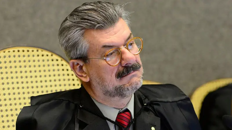 O próprio Superior Tribunal de Justiça está, pela primeira vez, defendendo a pena máxima contra um de seus ministros: Marco Buzzi, acusado de importunação sexual em dois casos diferentes, pode perder o cargo. O voto da Comissão de Sindicância do STJ, liderada pelo ministro Luis Felipe Salomão e acompanhado por Benedito Gonçalves e Ricardo Villas Bôas Cueva, é claro: perda do cargo, a punição mais dura prevista. O que exatamente o STJ está julgando? São dois casos de importunação sexual atribuídos ao ministro Marco Buzzi, analisados em Processo Administrativo Disciplinar. Quem está pedindo a pena máxima? A própria comissão interna do STJ e o subprocurador-geral da República, José Adonis, que mudou o parecer para defender a punição mais grave. Por que a acusação endureceu de última hora? Porque uma nova regulamentação do CNJ, aprovada nesta semana, abriu espaço para aplicar disponibilidade com perda do cargo. O que significa disponibilidade com perda do cargo? Na prática, Buzzi é afastado definitivamente da função, mas continua recebendo remuneração até o STF bater o martelo. Quantos votos Buzzi precisa para escapar? São necessários 17 votos, dos 28 ministros presentes, para condená-lo; menos que isso, ele se salva neste julgamento. O caso acaba se o STJ condenar? Não. A defesa ainda pode recorrer ao STF e ao próprio CNJ, prolongando a novela por anos. Quem é responsável por investigar no STF? O inquérito criminal está sob relatoria do ministro Kassio Nunes Marques, que acompanha o caso na esfera penal. As acusações têm mais de um episódio? Sim. Um envolve uma ex-assessora; outro, uma jovem de 18 anos, com relatos distintos em cada situação. O que diz a defesa de Marco Buzzi? Nega tudo. Alega que datas e episódios narrados pela ex-assessora não batem com a realidade e que, no caso da jovem de 18 anos, há poucas provas além do depoimento dela e de familiares. Por que esse julgamento incomoda tanto o brasileiro comum? Porque mostra, mais uma vez, um sistema em que até quando um ministro é "punido", continua recebendo salário enquanto recorre, enquanto qualquer cidadão comum seria afastado imediatamente sem tantos privilégios. Enquanto isso, o plenário do STJ julga o PAD, com Buzzi sentado ao lado de seus advogados, distribuindo memoriais aos colegas de toga. A cena escancara o corporativismo: juiz julgando juiz, dentro da própria casa, com direito a lobby interno até o último minuto. E a pergunta que não quer calar: se fosse um político de direita, um conservador, ou um servidor de baixo escalão, teria tanta paciência, tanta cautela, tanta demora? Quantos casos envolvendo figuras ligadas à esquerda ou ao próprio sistema de Justiça receberam esse mesmo cuidado, essa mesma blindagem disfarçada de "garantia"? O voto da comissão tem 156 páginas, um verdadeiro documento bomba, e já deixa claro que a situação é gravíssima. Mas, mesmo assim, o modelo é o de sempre: condena, mas mantém salário; afasta, mas deixa brecha para anos de recursos; fala em moralidade, mas preserva privilégios. Até quando o Brasil vai aceitar um Judiciário que se protege enquanto diz combater abusos? Enquanto o cidadão comum assiste de longe, cansado, o recado é duro: quando o problema está dentro dos tribunais superiores, tudo anda devagar, tudo é mais complexo, tudo é mais "técnico". E a sensação de impunidade só aumenta. O caso Marco Buzzi virou símbolo de algo maior: ou o STJ mostra que não existe intocável, ou reforça a percepção de que, no topo do Judiciário, sempre há uma saída, um recurso, um benefício – e que a conta nunca chega de verdade para quem está lá em cima.