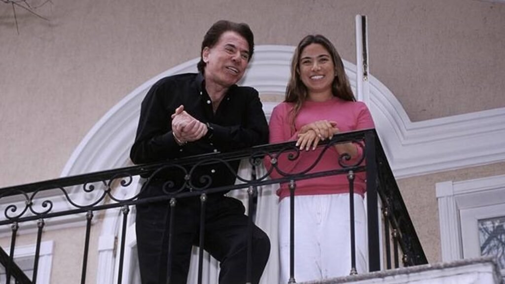 Todo brasileiro já percebeu que algo está muito errado na segurança pública em São Paulo. Não é de hoje que o cidadão comum vive atrás das grades, enquanto o criminoso anda solto, confiante de que nada vai acontecer. Agora, o clima de insegurança chegou a um dos endereços mais conhecidos do país: a mansão de Silvio Santos. O que isso revela sobre o Brasil? Mostra que nem quem tem estrutura, câmeras, vigilância e nome forte está realmente protegido quando o Estado falha no básico. Quando até um dos maiores comunicadores do país, símbolo de trabalho, meritocracia e família, precisa lidar com suspeita de invasão em sua própria casa, o recado é claro: se pode acontecer ali, pode acontecer em qualquer lugar. E o povo, que não tem muro alto, segurança privada e perícia imediata, fica como? Quem está protegendo o cidadão hoje? Na prática, quase ninguém. A sensação é de abandono, com leis frouxas e impunidade. Enquanto autoridades fazem discurso bonito sobre “direitos humanos” e “ressocialização”, o brasileiro de bem tranca portas, instala câmera, reforça grade e ainda assim dorme com medo. A suspeita de invasão na mansão de Silvio mobilizou polícia e perícia rapidamente, como tem que ser. Mas quantos anônimos não conseguem nem registrar boletim direito? Por que só reage depois? Porque o sistema é sempre reativo, nunca preventivo, deixando o crime um passo à frente. A situação é simbólica: um ícone da TV, que sempre defendeu valores conservadores e a família, agora exposto à mesma insegurança que atinge milhões. Se a casa de Silvio Santos vira alvo de suspeita, o que resta para o trabalhador comum? Até quando o Brasil vai aceitar viver com medo dentro da própria casa?