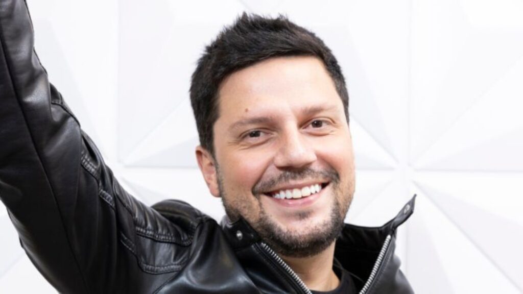 Thiago Servo decidiu abrir mão de uma ação de R$ 12,8 milhões depois de descobrir, oficialmente, que não era o pai da criança pela qual pagou mais de R$ 1 milhão em pensão. Anos de cobrança, mandados de prisão, fuga e carreira travada terminaram com um detalhe revoltante: a mãe faltou repetidas vezes aos exames de DNA, e mesmo assim o cantor foi tratado como devedor. Como alguém paga sem ser pai? A Justiça manteve a cobrança mesmo sem exame definitivo, e ele, com medo de ser preso e sem renda estável após sair da dupla com Thaeme, acabou pagando valores altíssimos até a situação explodir. Por que a mãe faltou tanto? Segundo a defesa, a mãe simplesmente não comparecia aos testes de DNA, o que atrasou por anos a confirmação de que Thiago não era o pai biológico. Quem devolve os sete anos perdidos? Ninguém. Ele perdeu shows, contratos, paz, liberdade e ainda ficou marcado como devedor de pensão, mesmo tentando se reorganizar profissionalmente. Por que ele não pediu revisão antes? O advogado explica que, sem renda após a saída da dupla e com medo de novas prisões, ele acabou acuado, tentando sobreviver enquanto as dívidas cresciam. Quanto ele chegou a perder? A ação calculou cerca de R$ 12,8 milhões em danos morais e lucros cessantes, valor que atualizado chegaria perto de R$ 14 milhões. Ele ganhou alguma indenização milionária? Não. Mesmo com todo o prejuízo financeiro e emocional, Thiago decidiu desistir da ação para não prejudicar a criança, que não tem culpa de nada. Por que ele saiu de A Fazenda? De acordo com o advogado, ele era favorito para ganhar, mas teve que tocar o sino e abandonar o reality, sem poder revelar que o motivo era justamente o drama da pensão. A Justiça reconheceu que ele não é pai? Sim. O juiz declarou que Thiago não é o pai biológico, principalmente pelas ausências da mãe nos exames de DNA, o que derrubou de vez a narrativa de que ele seria um devedor irresponsável. Quem responde pelo erro agora? Ninguém foi responsabilizado até aqui. A conta ficou nas costas do artista, que pagou, foi preso, fugiu e agora tenta recomeçar sem ver um centavo de reparação. Por que ele abriu mão dos R$ 12 milhões? Thiago entendeu que dinheiro nenhum apaga o sofrimento e não quis que uma batalha judicial ainda maior respingasse na criança, preferindo virar a página e focar na reconstrução da carreira. Enquanto isso, fica a pergunta que incomoda qualquer pessoa comum: quando um homem é acusado, a máquina inteira funciona para cobrar, prender e expor. Mas quando se prova que ele não era o pai, quem devolve a dignidade, o tempo, o dinheiro e a vida que foram arrancados?