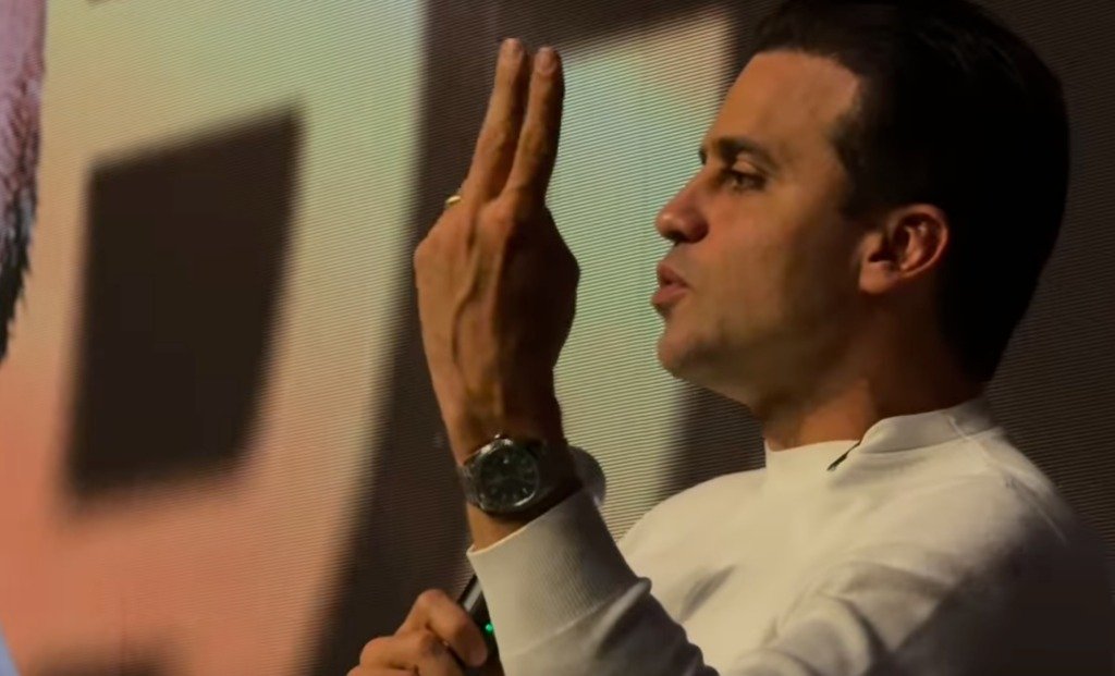 O Tribunal Regional Eleitoral de São Paulo formou maioria para manter Pablo Marçal inelegível até 2032 e, mais uma vez, o recado do sistema é claro: quem ameaça a velha política apanha primeiro. O empresário e influenciador, hoje no União Brasil e bem colocado na disputa ao Senado por São Paulo, foi condenado por “uso indevido dos meios de comunicação” por causa de uma estratégia digital que viralizou na pré-campanha de 2024. Quem é atingido pela decisão? Marçal é o alvo direto: oito anos de inelegibilidade e multa de R$ 420 mil. Indiretamente, milhões de eleitores conservadores e antipolítica tradicional, que veem nele uma alternativa fora do script da esquerda e da velha direita fisiológica. Por que o TRE puniu Pablo Marçal? Ele organizou “campeonatos de cortes” no Discord, oferecendo dinheiro para quem ajudasse a viralizar seus conteúdos. A lei eleitoral proíbe pagamento para impulsionar conteúdo político em perfis de terceiros, tanto na campanha quanto na pré-campanha. O mesmo TRE afastou abuso de poder econômico e gastos ilícitos, mas manteve a condenação por uso indevido dos meios de comunicação. Quem acionou a Justiça contra Marçal? A ação foi movida por Tabata Amaral, deputada federal de esquerda, hoje também candidata em São Paulo. Ou seja: uma adversária direta na disputa, ligada ao campo progressista, acionou a máquina judicial eleitoral contra um candidato que fala com o eleitorado conservador e antiestablishment. Por que isso revolta tanta gente? Porque o eleitor olha para o cenário e vê: ex-ministra Marina Silva e Simone Tebet, ambas ligadas à base da esquerda, liderando pesquisas; Tabata, que processou Marçal, também na corrida; e, do outro lado, um outsider conservador sendo enquadrado com todo rigor possível. Quem decide o futuro de Marçal agora? O caso ainda pode ser levado ao TSE, em Brasília. Mas o recado político já foi dado: a Justiça Eleitoral não quer surpresas fora do controle no maior colégio eleitoral do país. Quem está liderando a disputa hoje? Marina Silva aparece com 14% e Simone Tebet com 12%. Marçal, mesmo sob ataque jurídico, já surge com 9%, à frente de nomes tradicionais apoiados por grandes estruturas partidárias. Por que o União Brasil entra nessa história? O partido apoia a reeleição de Tarcísio de Freitas em São Paulo, com Derrite e André do Prado na chapa. Enquanto isso, Marçal, do mesmo partido, tenta se viabilizar ao Senado sub judice, incomodando tanto a esquerda quanto setores da própria máquina partidária. Quem ganha com Marçal fora do jogo? Os mesmos de sempre: políticos profissionais, ex-ministros, nomes já conhecidos da velha engrenagem de Brasília. Um outsider conservador forte no Senado por São Paulo mudaria o equilíbrio de forças. Agora, as perguntas que o público faz ao ver essa novela eleitoral: Por que só ele é punido? Porque a Justiça Eleitoral aplica a lei com rigor máximo em quem foge do padrão, enquanto outros casos, muito mais graves, se arrastam ou são esquecidos. Outros políticos já fizeram pior? Sim, há histórico de abuso de máquina pública, compra de votos e esquemas milionários que não resultaram em punições tão rápidas e duras. A esquerda nunca usa internet? Usa intensamente, com influenciadores, artistas, sindicatos e ONGs, muitas vezes com estruturas milionárias de comunicação, sem o mesmo nível de cobrança. Por que Tabata processou só Marçal? Porque ele crescia no mesmo eleitorado jovem e urbano que ela tenta conquistar, ameaçando seu espaço político em São Paulo. Marçal ainda pode ser candidato? Sim, ele pode disputar sub judice, ou seja, concorrer enquanto o caso não é definitivamente encerrado pelo TSE. O que significa candidatura sub judice? Significa que o nome vai para a urna, mas o mandato pode ser questionado depois, dependendo da decisão final da Justiça. Isso interfere na eleição ao Senado? Interfere muito: eleitores podem ter medo de “perder o voto”, e adversários usam a inelegibilidade como arma política durante toda a campanha. Por que o caso gera tanta revolta? Porque reforça a sensação de que o sistema é duro com conservadores e outsiders, mas flexível com aliados da esquerda e da velha política. A lei é aplicada igualmente para todos? Na teoria, sim. Na prática, o eleitor vê seletividade, blindagem e prioridades bem diferentes conforme o lado político. O que essa decisão revela do Brasil? Revela um país em que a Justiça Eleitoral virou protagonista político, onde decisões de gabinete podem limitar o que o povo pode ou não escolher nas urnas. Enquanto isso, o discurso da “defesa da democracia” segue sendo usado para justificar qualquer enquadramento de quem incomoda o sistema. Marçal pode até concorrer sub judice, mas a mensagem é clara: quando um conservador cresce rápido demais, o cerco fecha. E o eleitor, mais uma vez, fica com a sensação de que não é ele quem manda, e sim os tribunais e os acordos de bastidor.