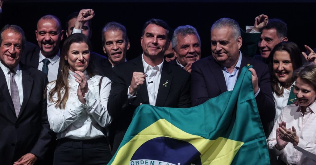 Quem acompanha a política brasileira já percebeu como, perto de eleição, começa a surgir “salvador da pátria” de tudo quanto é lado. Sempre em cima da hora, sempre se dizendo injustiçado, sempre querendo entrar pela janela onde o partido já tem rumo definido. Dessa vez, o alvo foi justamente o PL, que já havia batido o martelo em Flávio Bolsonaro como nome para disputar a Presidência em 2026. Mesmo assim, apareceu um advogado dizendo que tinha sido filiado pela internet, que teria sido pré-candidato e que, de repente, foi cortado da lista interna. Por que isso importa agora? Porque ele tentou levar essa briga interna direto para o Tribunal Superior Eleitoral, pedindo liminar, fundo partidário, espaço de divulgação e “paridade de armas” com o próprio Flávio Bolsonaro. O que realmente ele queria? Ele queria ser recolocado como pré-candidato, ter acesso aos mesmos meios de divulgação interna e ainda disputar recursos do Fundo Partidário e do FEFC, como se tivesse o mesmo peso político dentro do PL. Quem está tentando enganar quem? O próprio TSE deixou claro que a Justiça Eleitoral não existe para se meter em qualquer desentendimento interno de partido, ainda mais depois da convenção já realizada e do candidato já escolhido. Por que o TSE não interferiu? Porque, segundo a decisão, não houve ilegalidade clara, nem direito líquido e certo violado. O PL pediu novos documentos, seguiu o estatuto e, quando o caso chegou a Toffoli, a convenção nacional já tinha confirmado Flávio Bolsonaro como candidato. Isso muda algo na candidatura? Não. A decisão apenas reforça que a escolha do PL está mantida e que não dá para transformar qualquer frustração pessoal em atalho judicial para furar fila dentro de partido. No fim, fica a pergunta que muitos conservadores fazem: até onde vai essa moda de tentar usar a Justiça para forçar espaço político que não foi conquistado nas bases, na militância e na confiança real do eleitor?