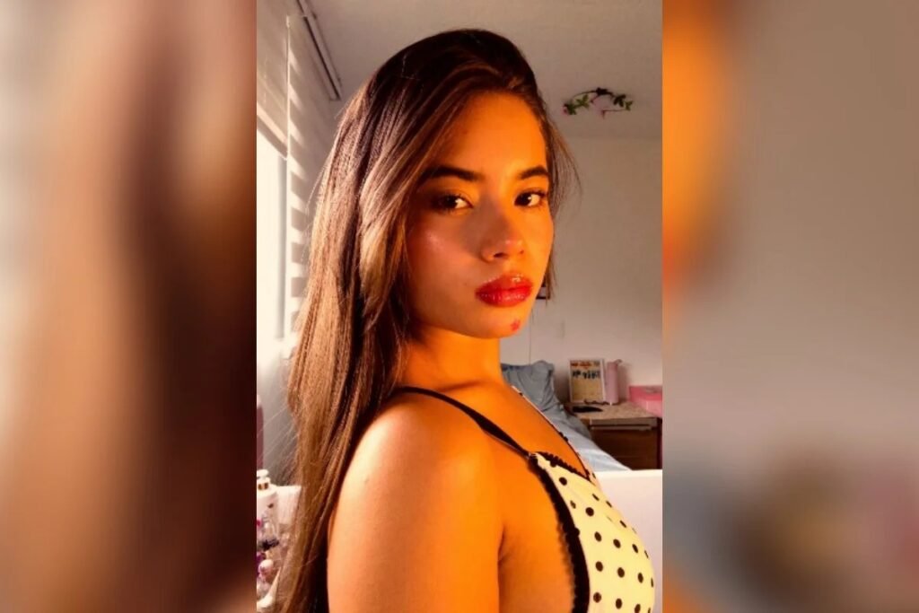 Quem nunca sonhou em conhecer o Rio de Janeiro, registrar cada momento, mostrar para a família e amigos nas redes sociais e voltar para casa com lembranças inesquecíveis? Para uma família colombiana, esse sonho virou exatamente o contrário: uma lembrança que ninguém jamais gostaria de carregar. Era a primeira viagem deles ao Brasil, tudo preparado para celebrar os 15 anos de uma das jovens da família, bandeira brasileira nas mãos, sorrisos, fotos, vídeos, aquela alegria típica de quem acredita estar vivendo dias perfeitos. Mas, em poucos minutos, o que era festa se transformou em silêncio, lágrimas e luto. Por que um passeio tão comum termina assim? A resposta ainda está nas mãos das autoridades, que investigam o que aconteceu na queda do helicóptero na região da Vista Chinesa, no Alto da Boa Vista, um dos cartões-postais do Rio de Janeiro. Onde estava a jovem influenciadora? Dentro da aeronave que caiu. A colombiana Sofia Murillo, de apenas 17 anos, conhecida nas redes por falar de beleza e cuidados pessoais, estava entre as quatro vítimas fatais do acidente. Ela somava mais de 250 mil seguidores somando TikTok e Instagram, onde compartilhava maquiagem, penteados, rotina e, recentemente, os registros da viagem ao Brasil. Quem mais estava com ela no passeio? Sofia viajava com a mãe, Wendy Manrique, de 37 anos, e a avó, Rocio Cubillos, de 59, que também estavam no Rio para a comemoração em família. A prima aniversariante, Laura Manrique, que completava 15 anos, estava na cidade, mas não estava no helicóptero no momento da queda. Como as redes reagiram à tragédia? Logo após a confirmação da morte, os perfis de Sofia passaram a ser inundados por mensagens de amigos, seguidores e pessoas que acompanhavam seu conteúdo. Comentários de incredulidade, despedidas emocionadas e orações tomaram conta das publicações que, até dias atrás, mostravam apenas leveza, juventude e planos para o futuro. O que dizem as autoridades colombianas? O Ministério das Relações Exteriores da Colômbia divulgou nota lamentando profundamente o acidente e informou que o consulado no Rio de Janeiro está em contato com os familiares e em coordenação com as autoridades brasileiras para todas as diligências necessárias. No fim, fica a pergunta que dói e revolta: como uma viagem planejada para celebrar a vida de uma adolescente pode terminar com uma família inteira em luto, o Brasil chocado e o mundo assistindo, pelas mesmas redes sociais que antes só mostravam sorrisos, a despedida precoce de uma jovem de 17 anos que não merecia esse fim?